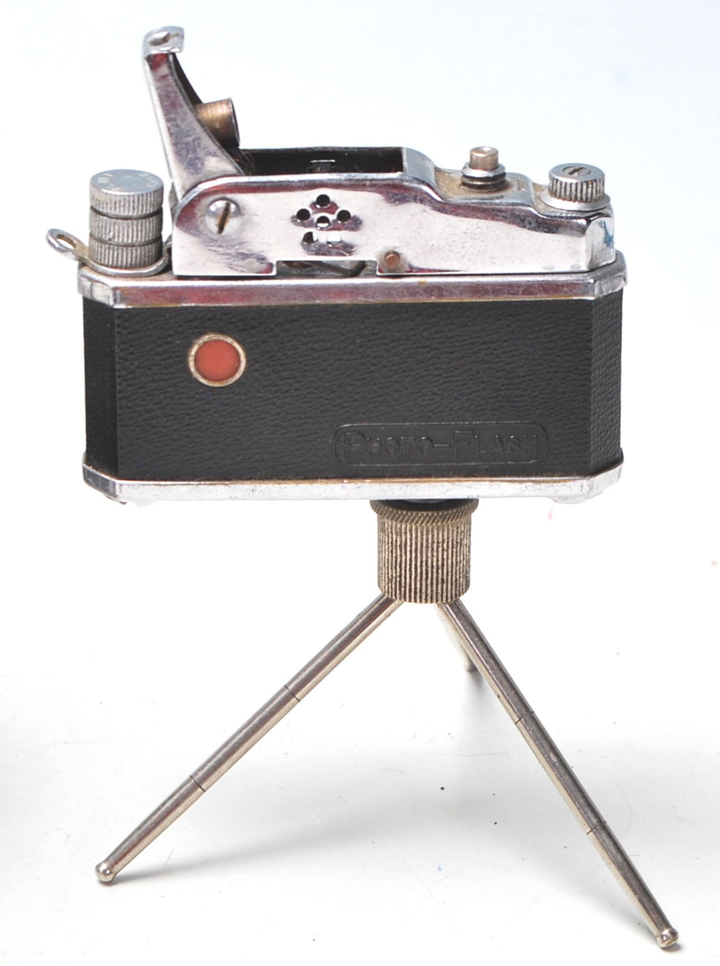 A vintage retro cigarette Photo-Flash lighter in the form of a film camera with spring loaded - Bild 3 aus 5