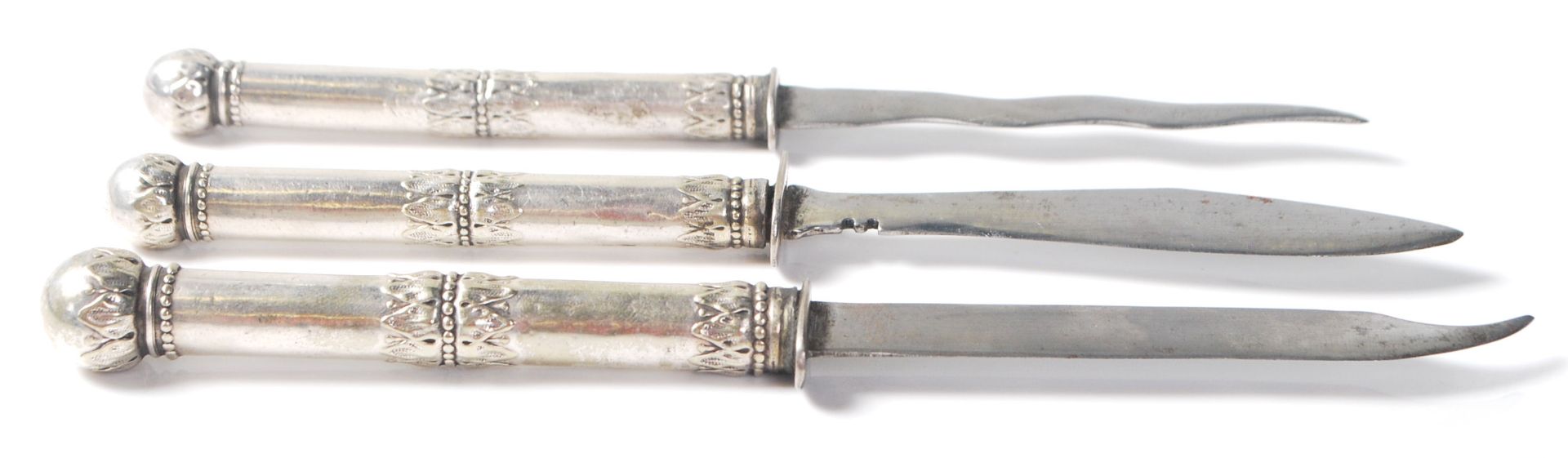 A group of three unusual silver handled 20th Century knives each having different shaped blades - Bild 5 aus 5