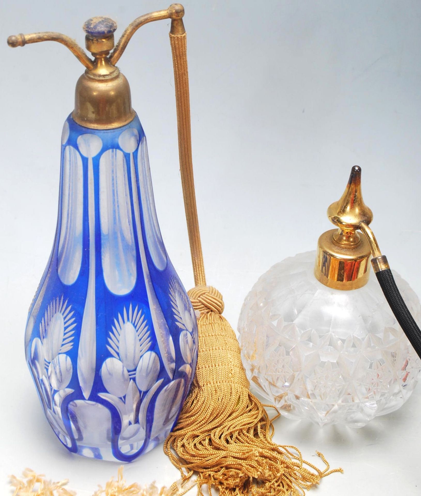 A collection of late early 20th Century Art Deco style perfume bottles of various shapes and - Bild 6 aus 9