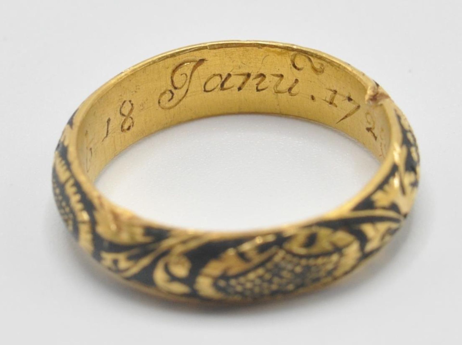 An early 18th Century gold memento mori mourning ring, the band being engraved with a skull and - Bild 6 aus 9