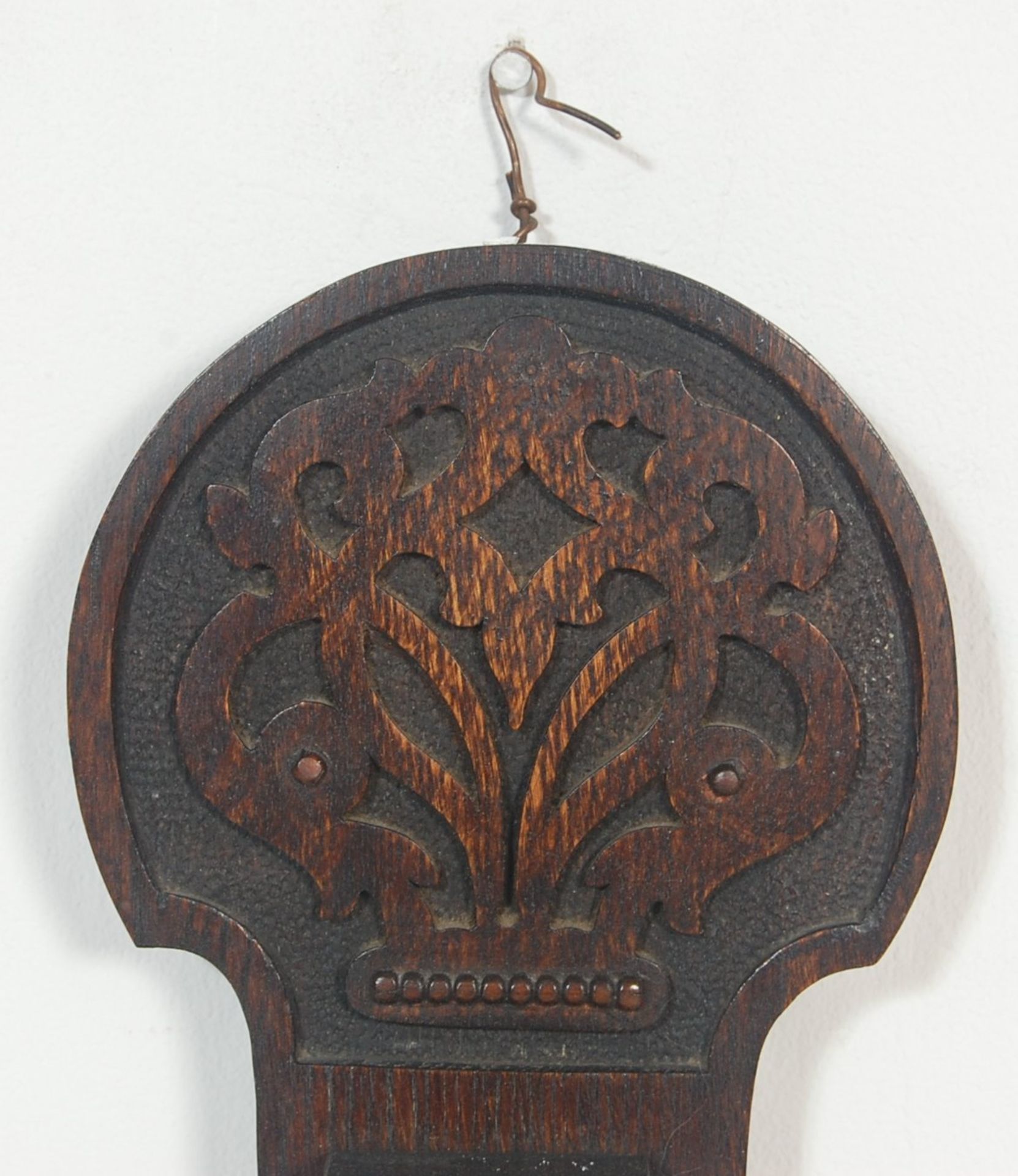 An early 20th century carved oak aneroid wall barometer. The barometer of banjo form having - Bild 2 aus 6
