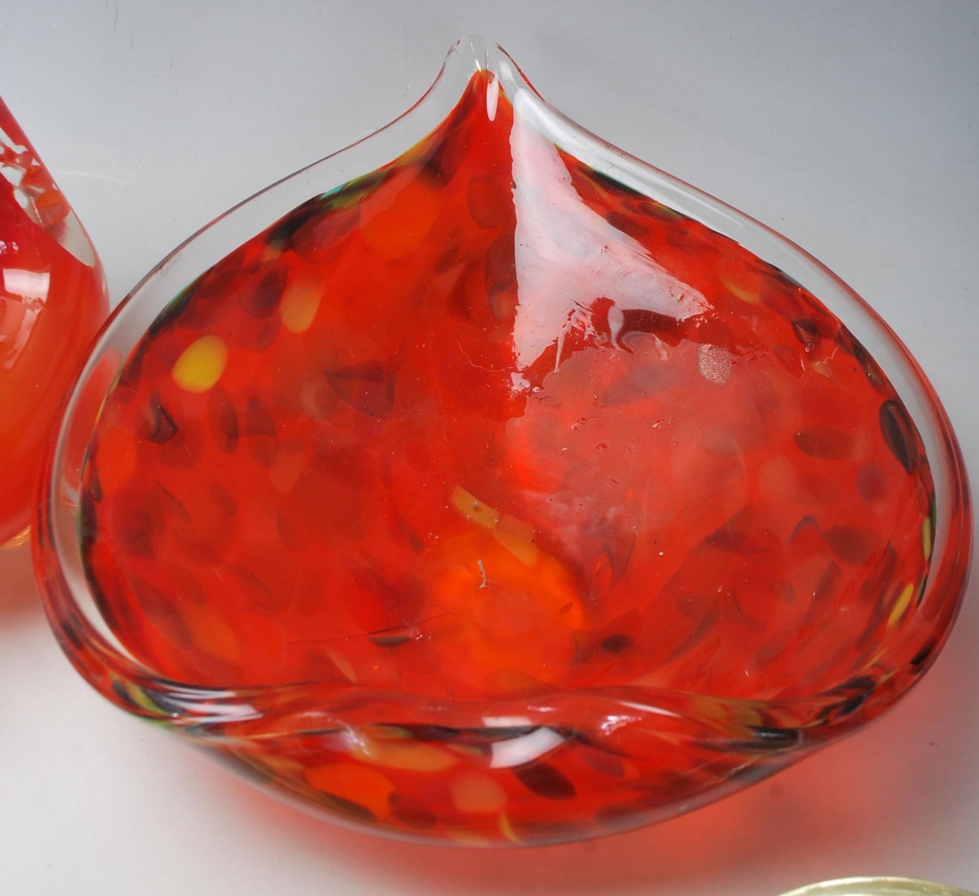A collection of 20th century studio art glass comprising a pair of Murano cockerels, Whitefriars - Bild 5 aus 8