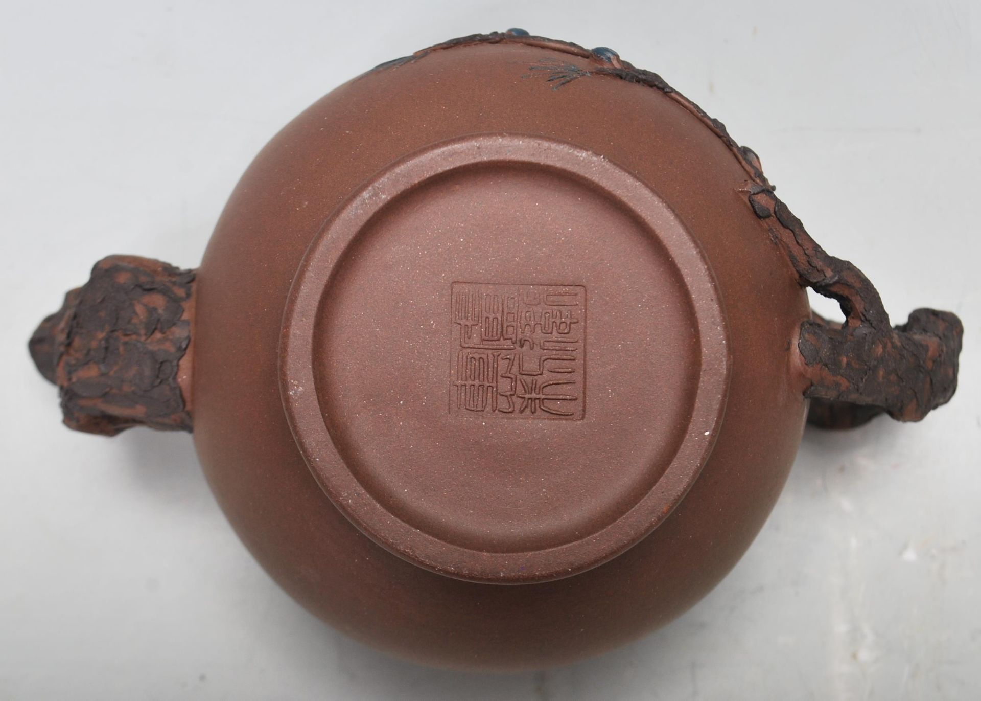 A 20th century Chinese yi xing terracotta teapot, cups and saucers having a handle and spout in - Bild 8 aus 9