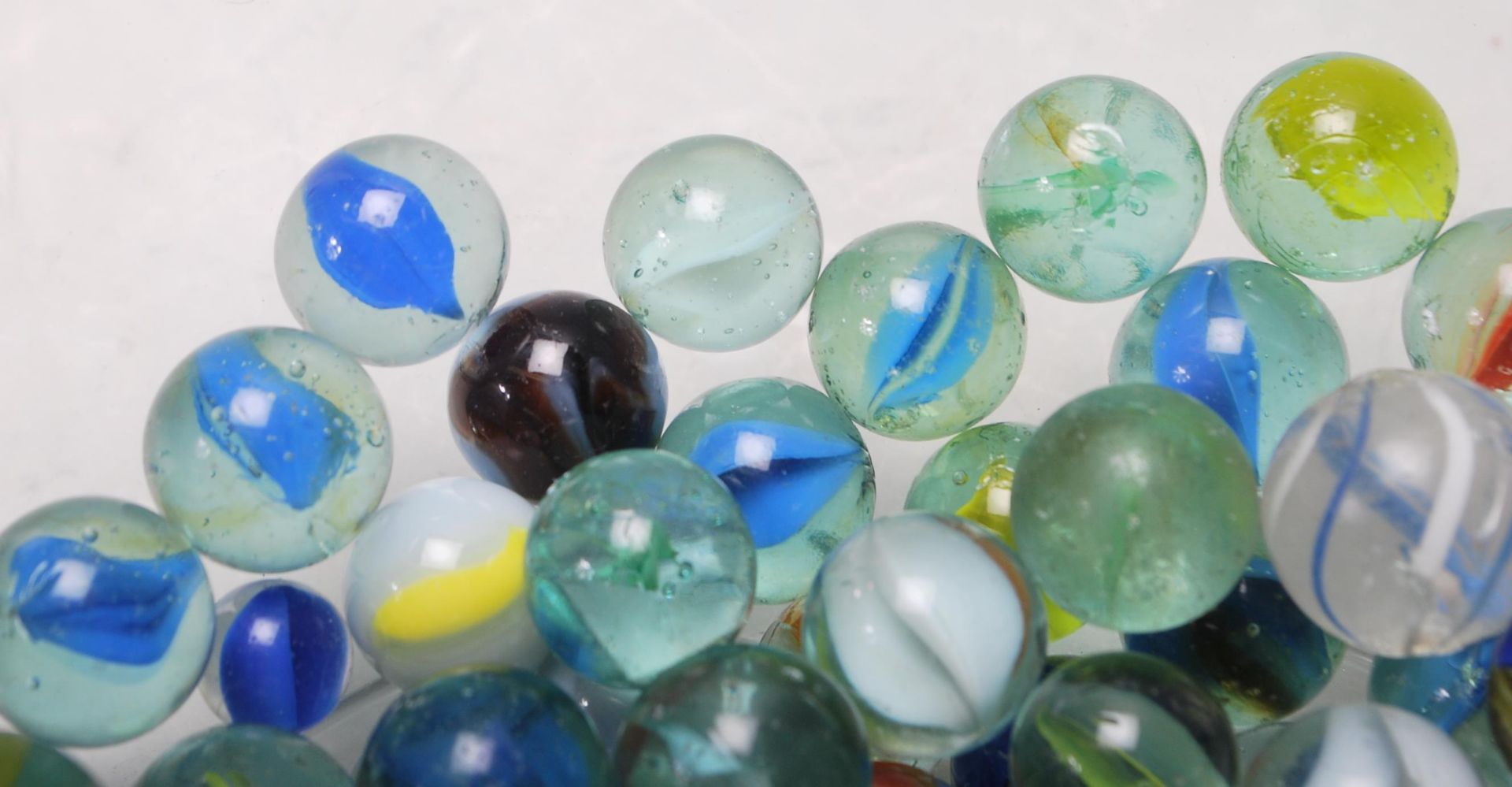 A large collection of believed 19th century and 20th century glass marbles. All of varying sizes and - Bild 2 aus 9