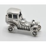 A silver 925 figure of a classic car with spinning wheels. Measure 3cm long, weight: 9g. Stamped