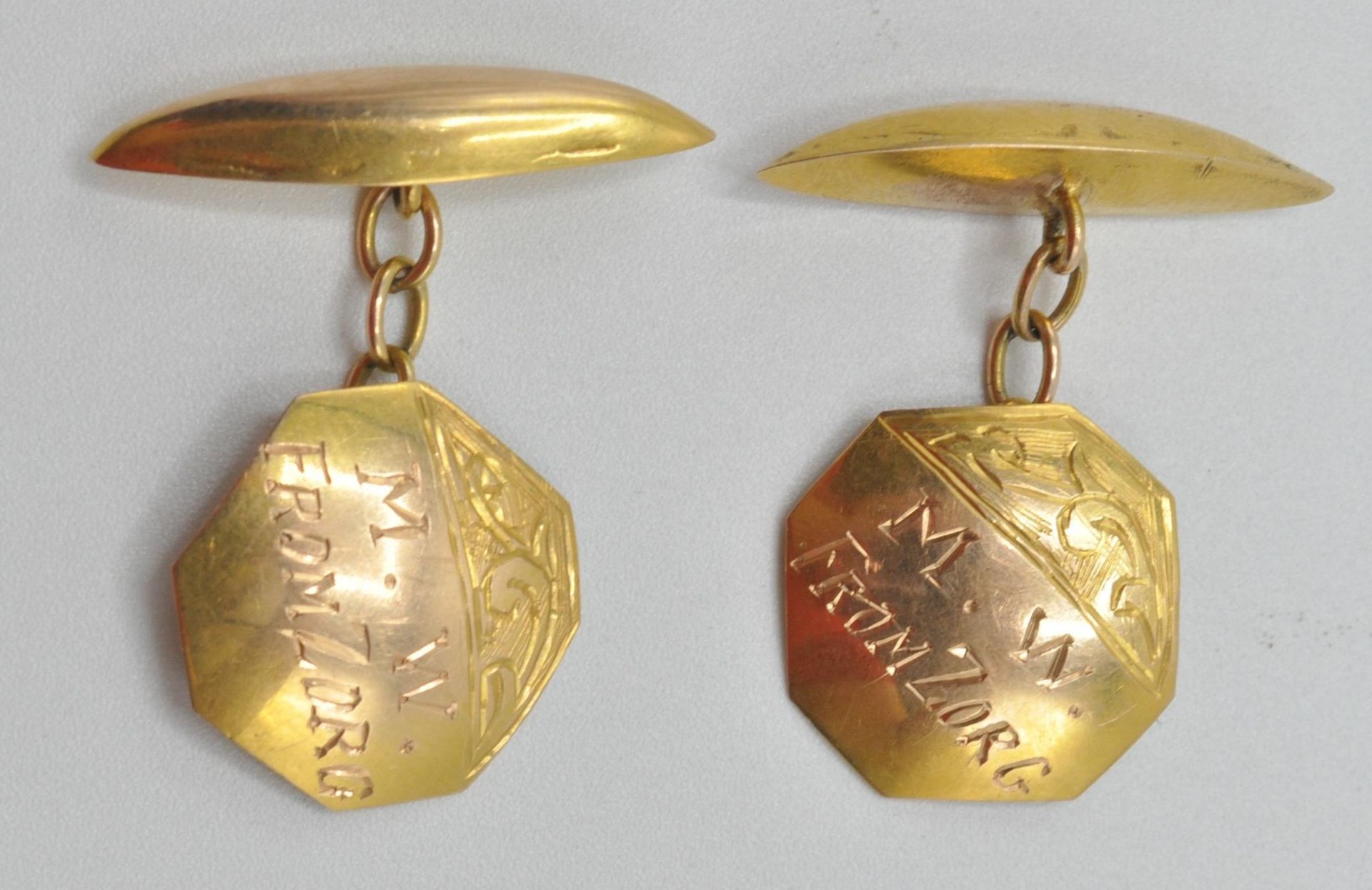 A pair of vintage 14ct gold cufflinks having octagonal panel haved engraved M. W from Zorg with - Bild 3 aus 4