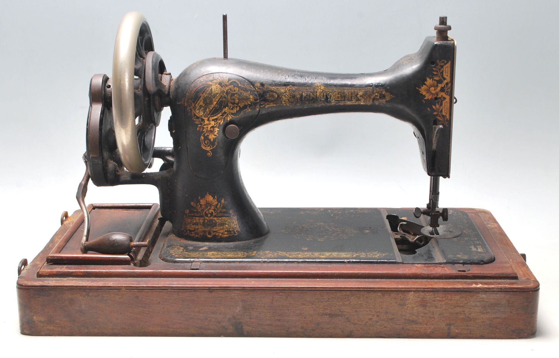 A 19th Century Victorian Singer sewing machine hav - Bild 4 aus 6