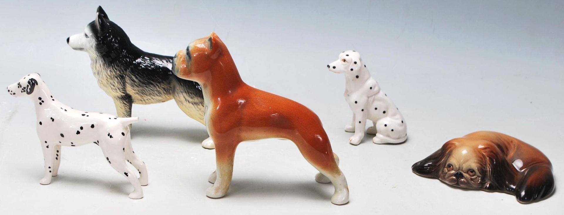 A collection of 20th Century ceramic figurines of dogs in various shapes and sizes to include a - Bild 4 aus 6