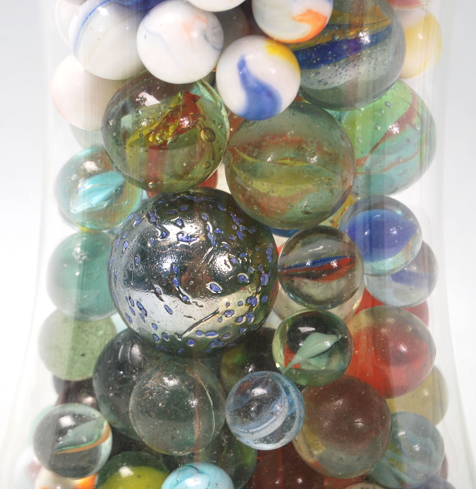 A collection of believed antique and vintage 19th and 20th century marbles to include handmade - Bild 6 aus 7
