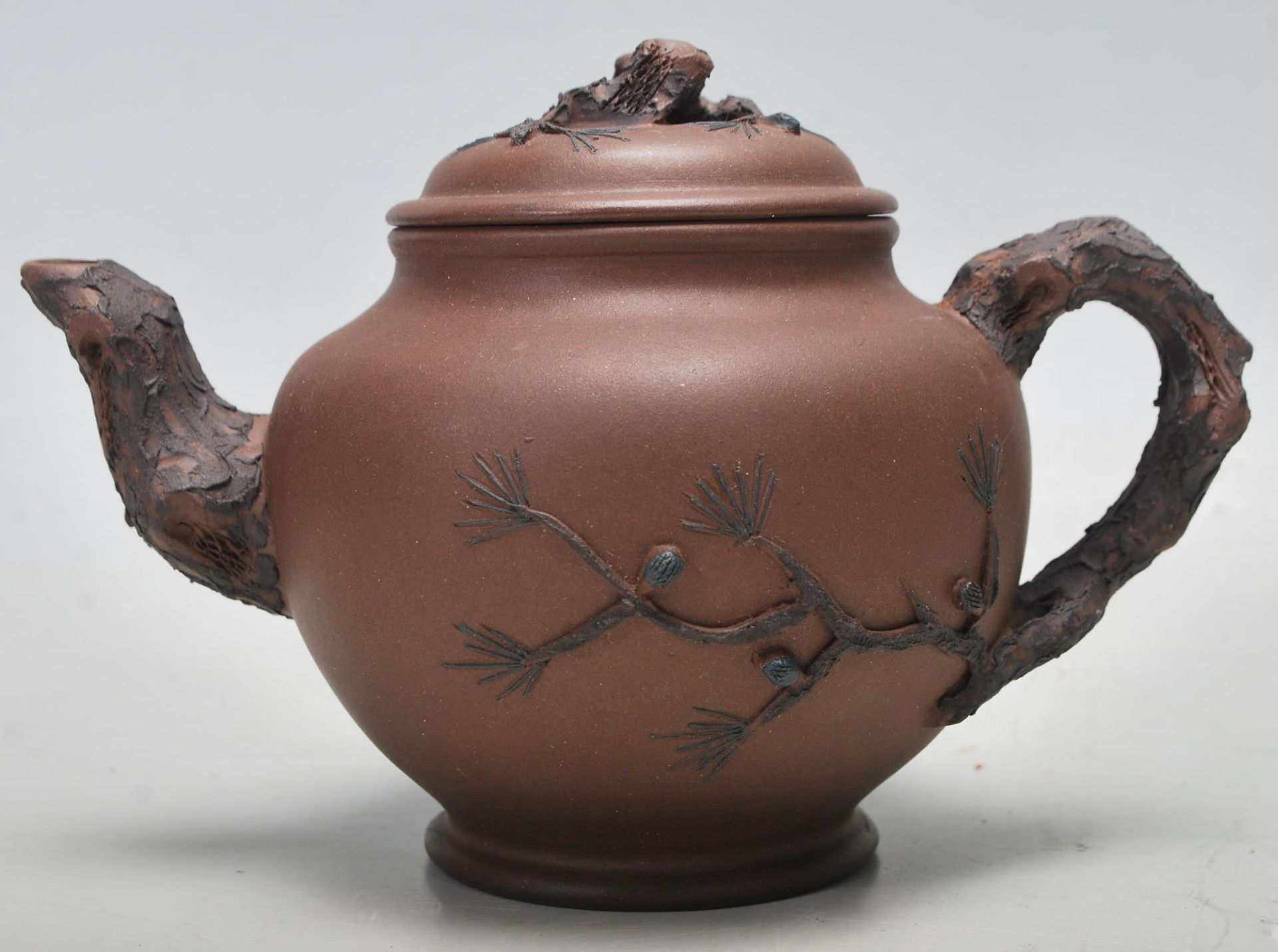 A 20th century Chinese yi xing terracotta teapot, cups and saucers having a handle and spout in - Bild 6 aus 9