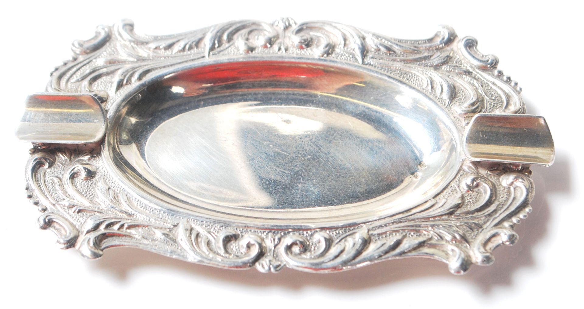 A group of four silver items to include a pair of continental silver ashtrays of oval form having - Bild 5 aus 7