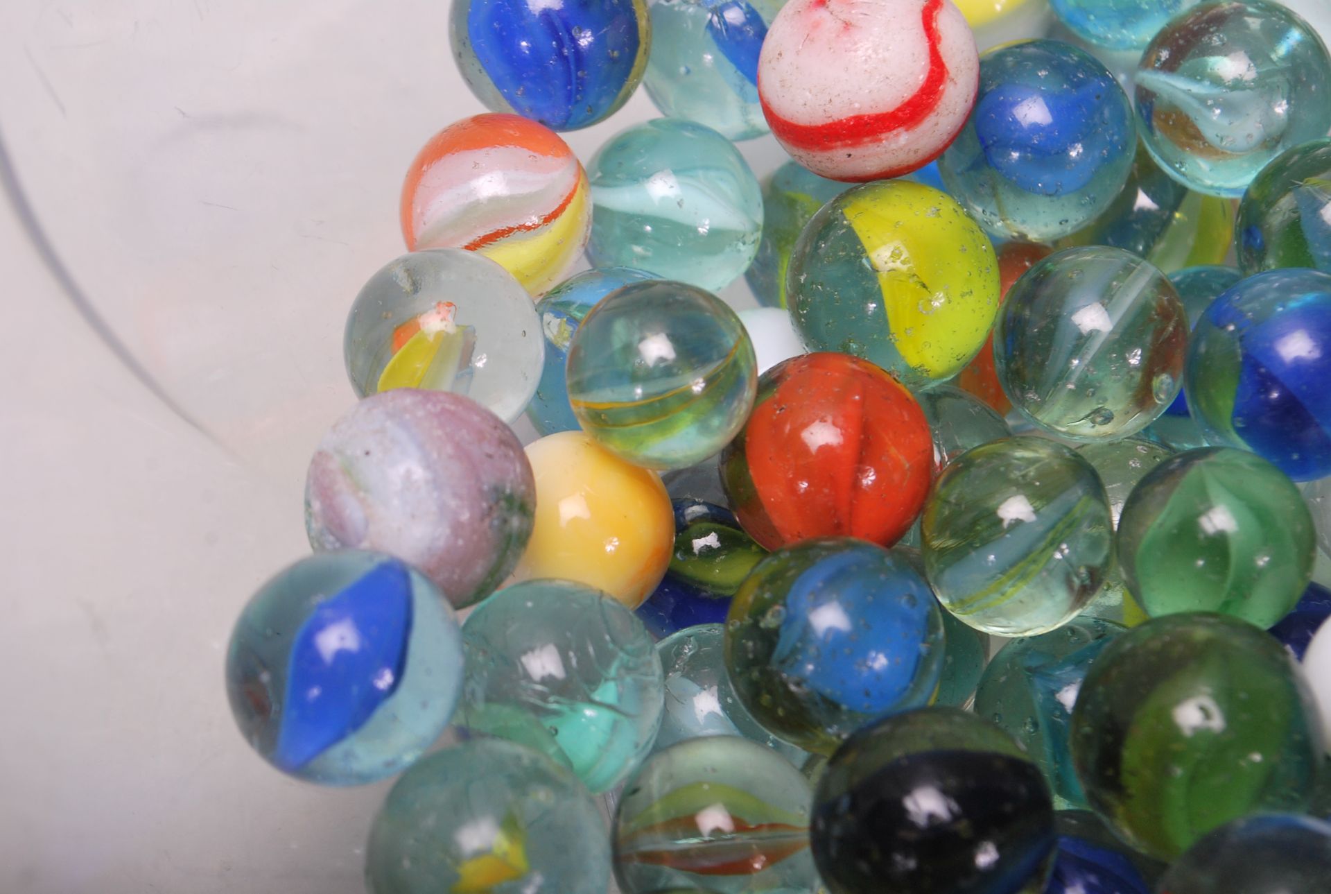 A large collection of believed 19th century and 20th century glass marbles. All of varying sizes and - Bild 6 aus 9