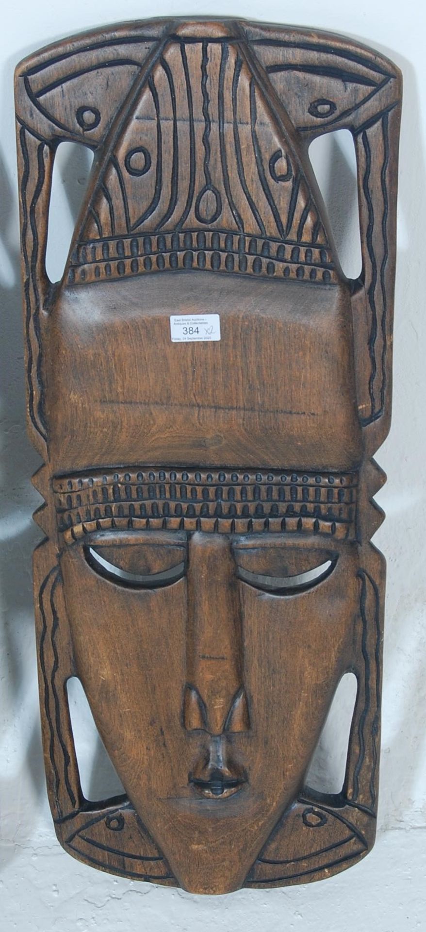 A pair of 20th century African tribal wooden  wall plaque / face mask having hand carved - Bild 3 aus 4