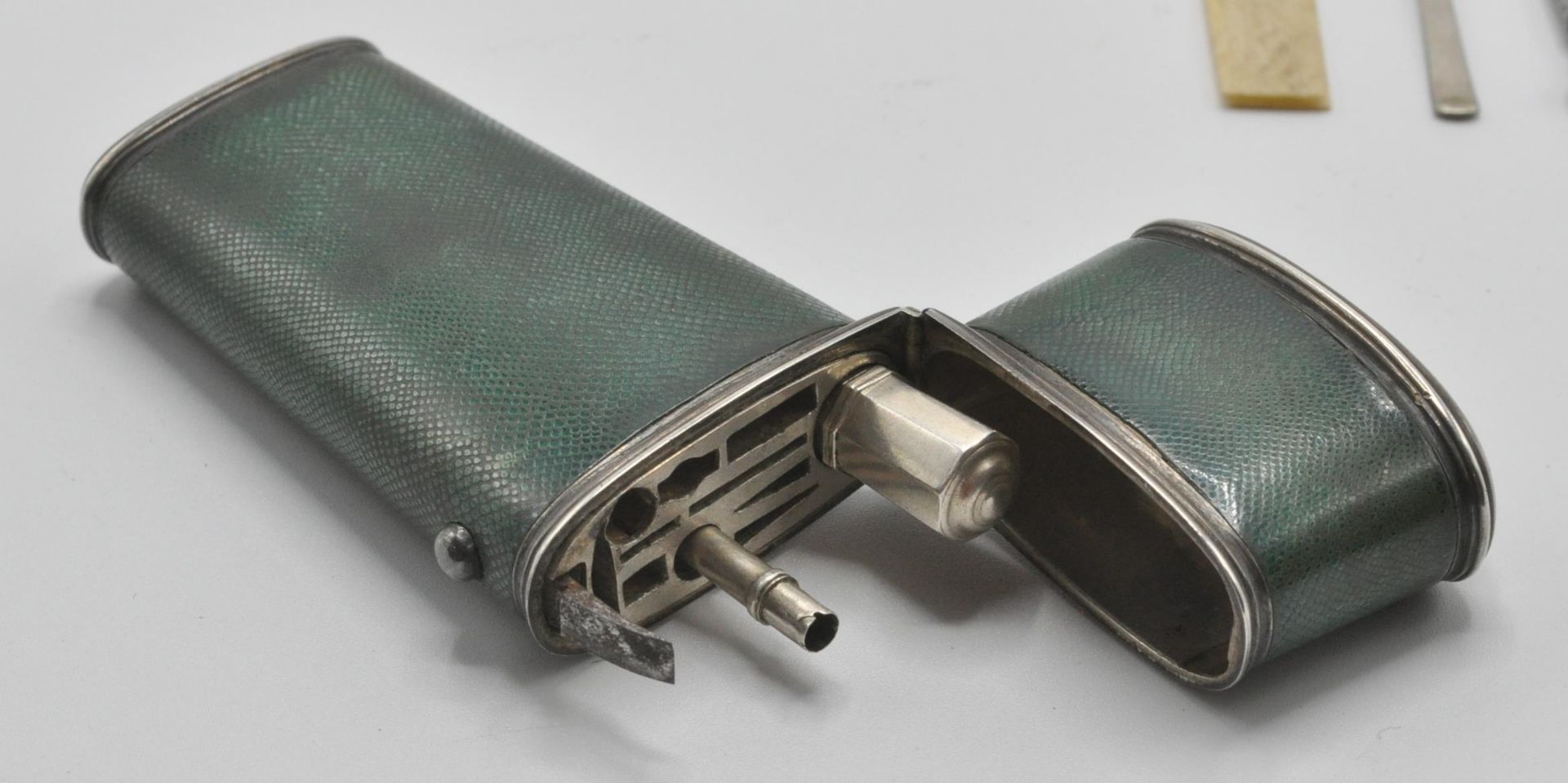An early 19th Century Georgian etui of tapering form, having a green shagreen finish with a silver - Bild 5 aus 6