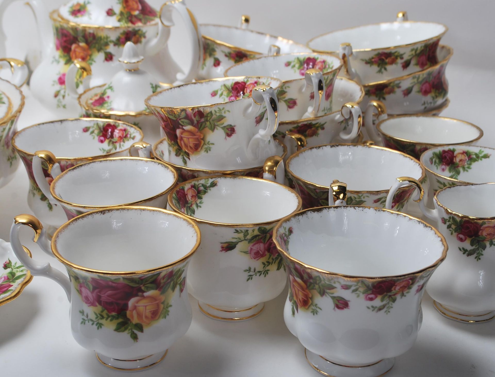 A very large Royal Albert bone china tea service / dining service in the Old Country Roses pattern - Bild 11 aus 14
