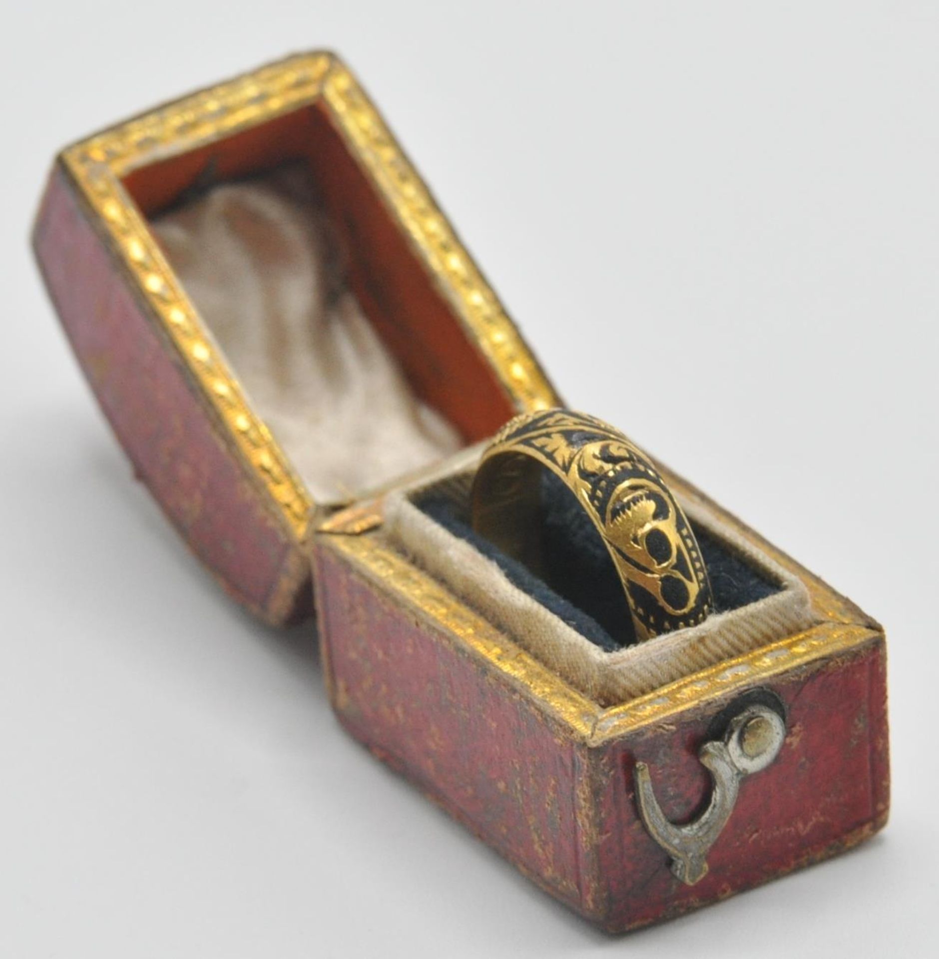 An early 18th Century gold memento mori mourning ring, the band being engraved with a skull and - Bild 8 aus 9
