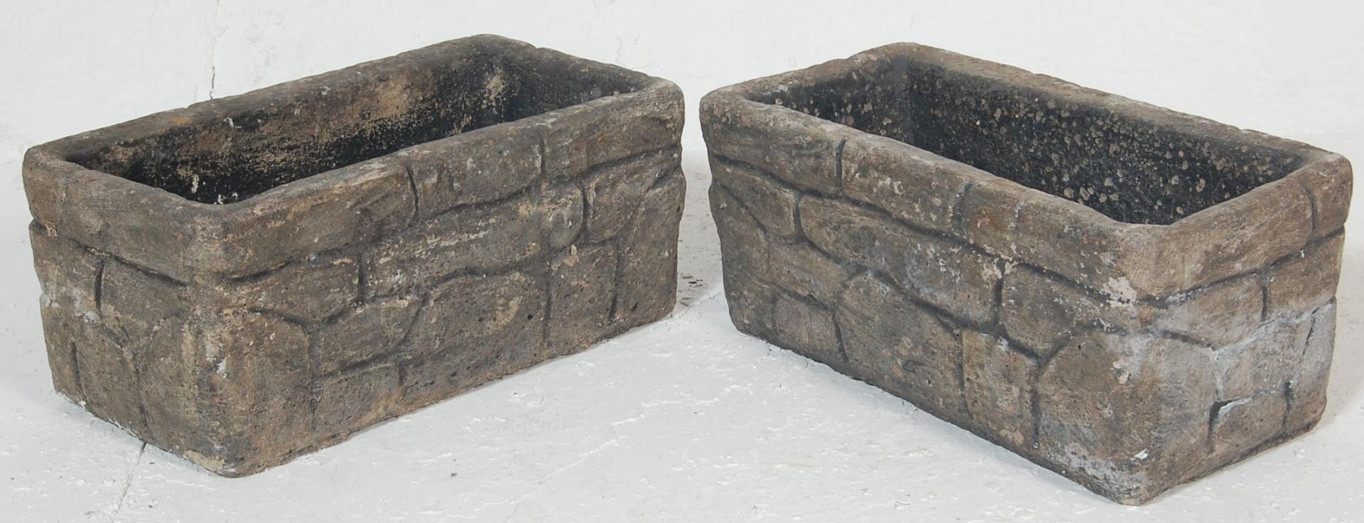 A group of three early 20th Century reconstituted stone garden planters to include a round planter - Bild 6 aus 6