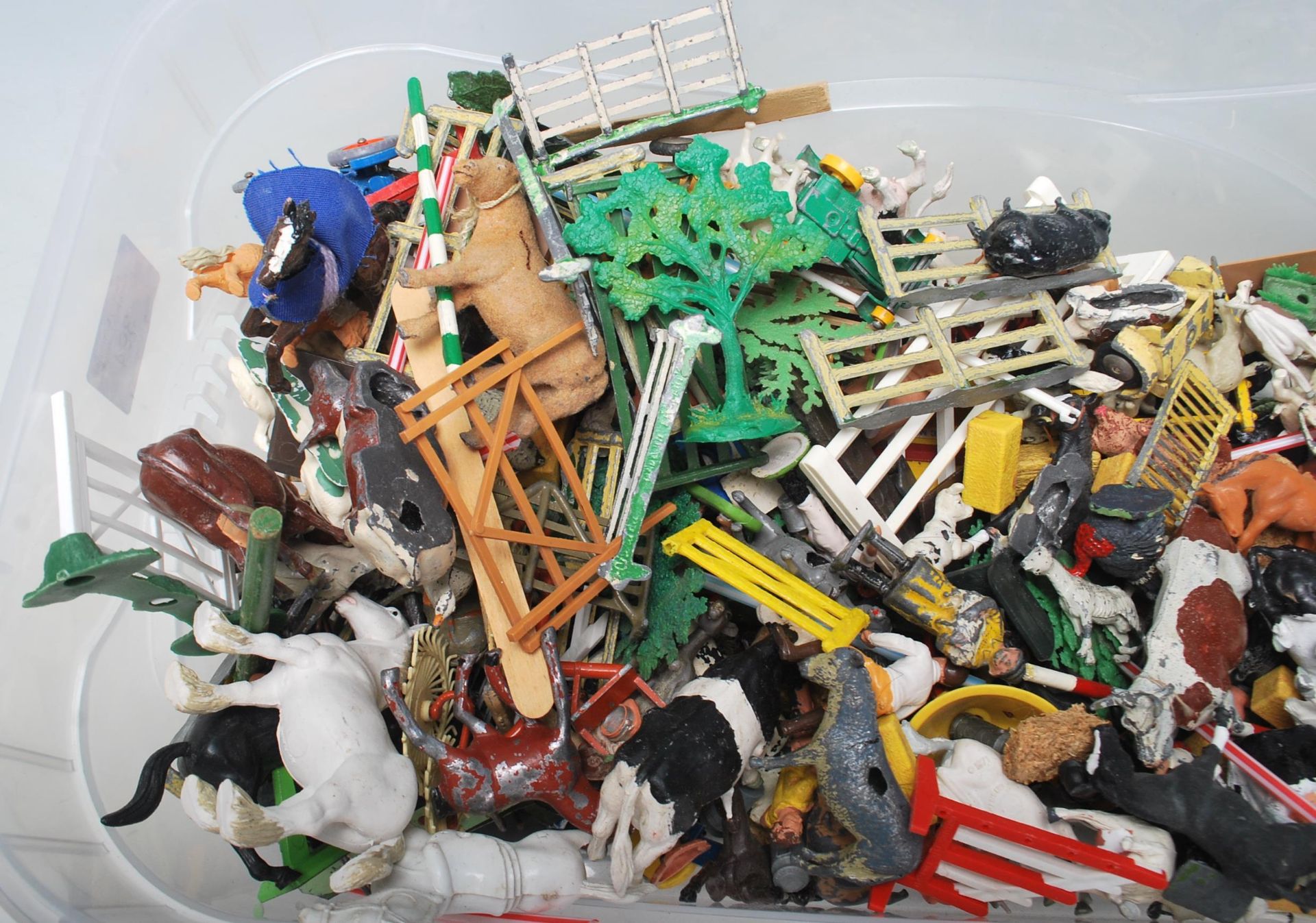 An assorted collection of 20th Century Britains Ltd lead and plastic toys to include horses, - Bild 12 aus 13