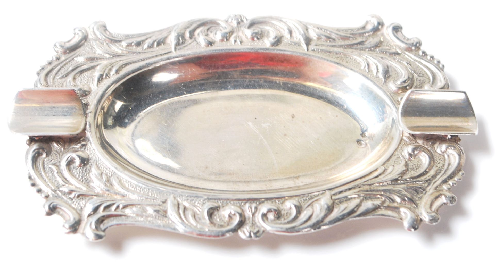 A group of four silver items to include a pair of continental silver ashtrays of oval form having - Bild 2 aus 7