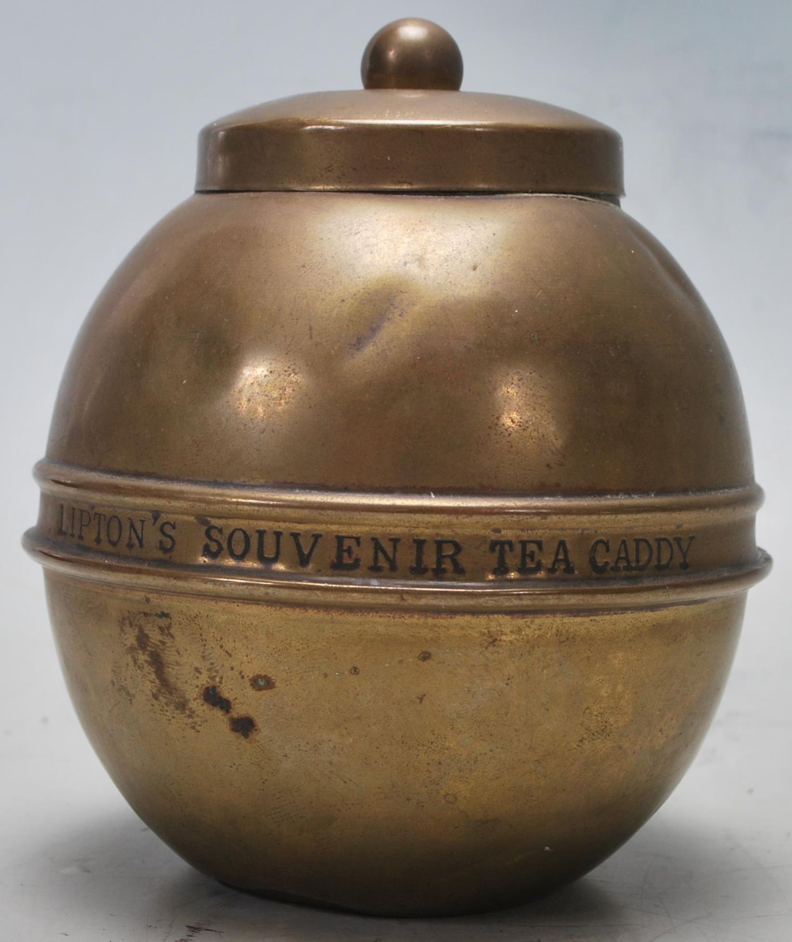 A group of early 20th century Lipton brass tea caddy from British Empire Exhibition 1924 together - Bild 10 aus 11