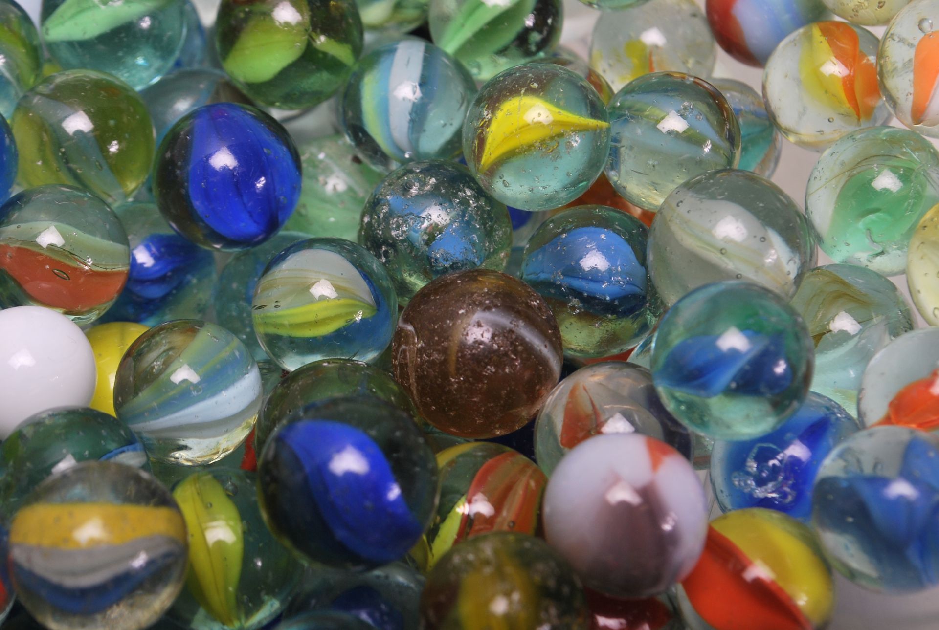A large collection of believed 19th century and 20th century glass marbles. All of varying sizes and - Bild 4 aus 9