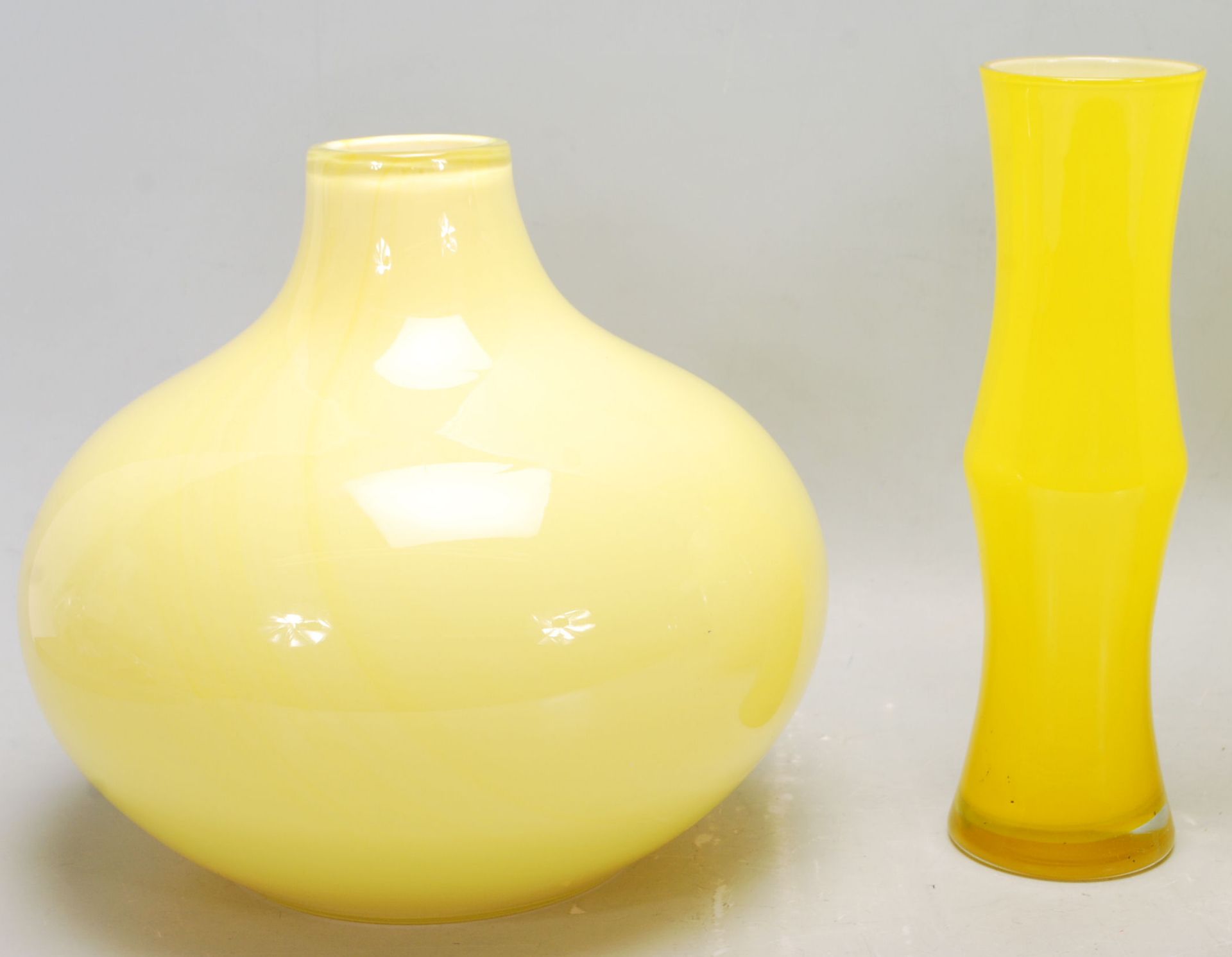 A mixed collection of retro vintage late 20th Century studio art glass ware in canary yellow to - Bild 2 aus 5