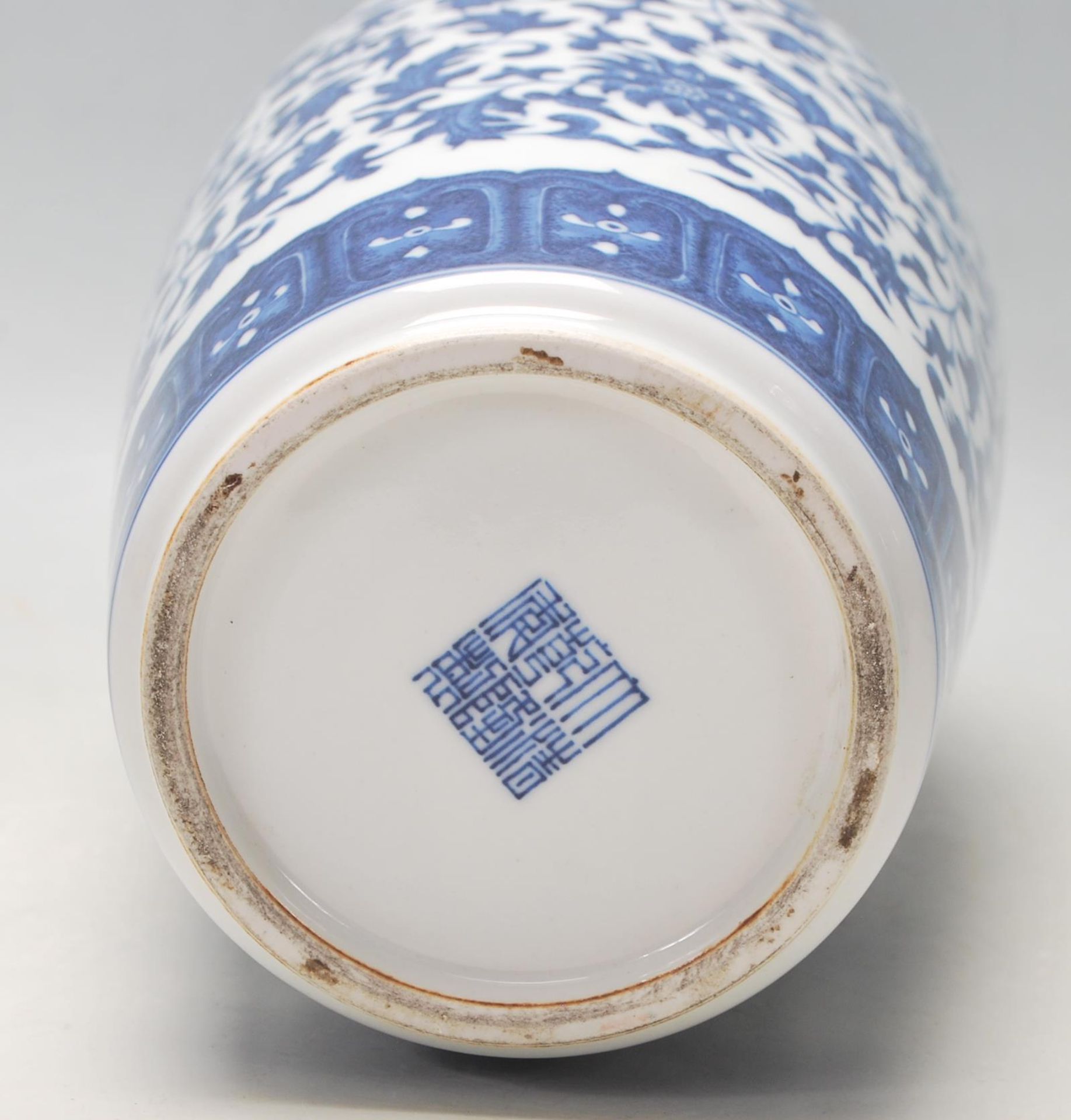 20TH CENTURY CHINESE BLUE AND WHITE BALUSTER VASE - Bild 6 aus 6