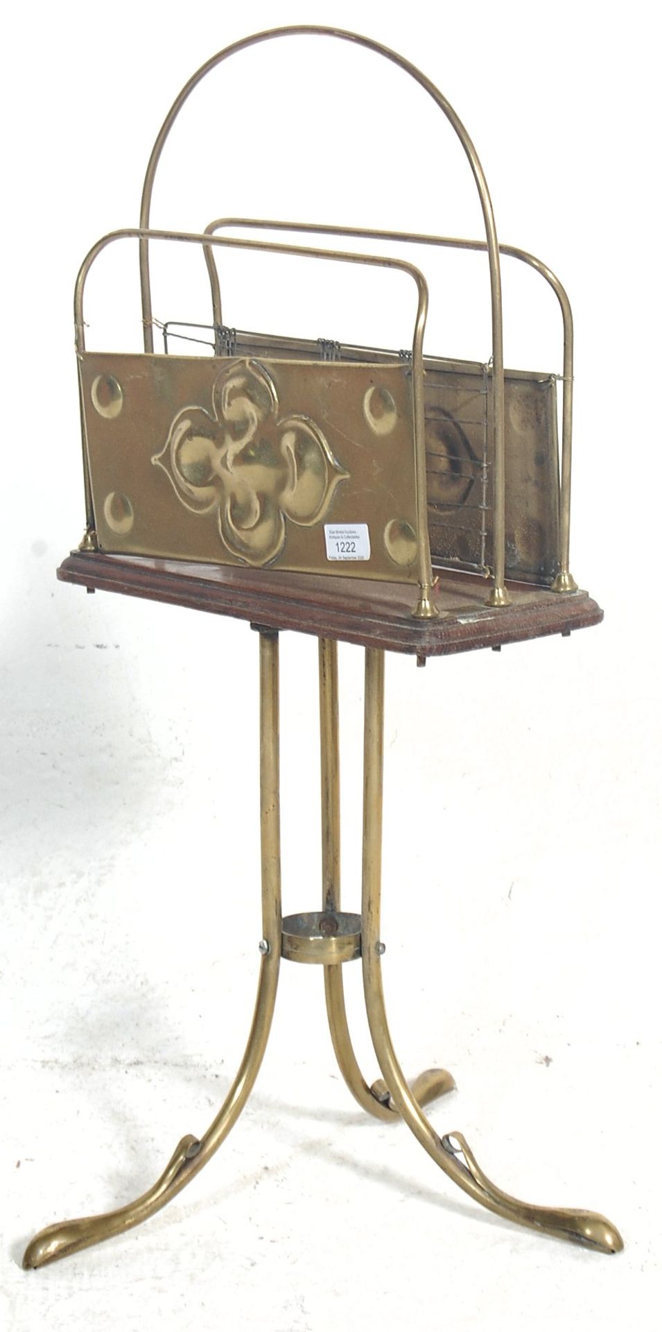 An early 20th Century Arts and Crafts free standing letter rack having brass repousse decorated side - Bild 3 aus 3