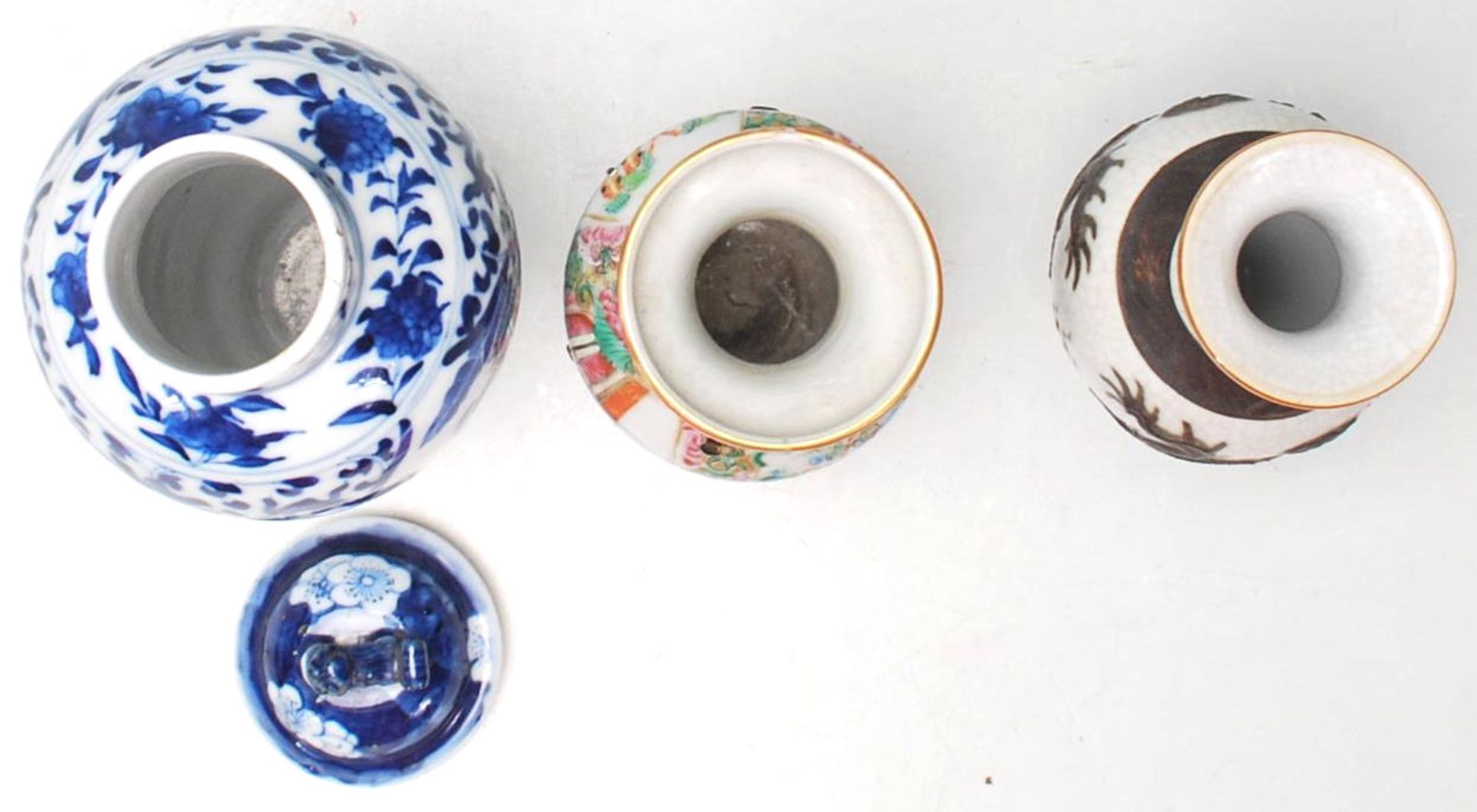 A group of three Chinese porcelain vases to include a blue and white hand painted lidded vase having - Bild 4 aus 7