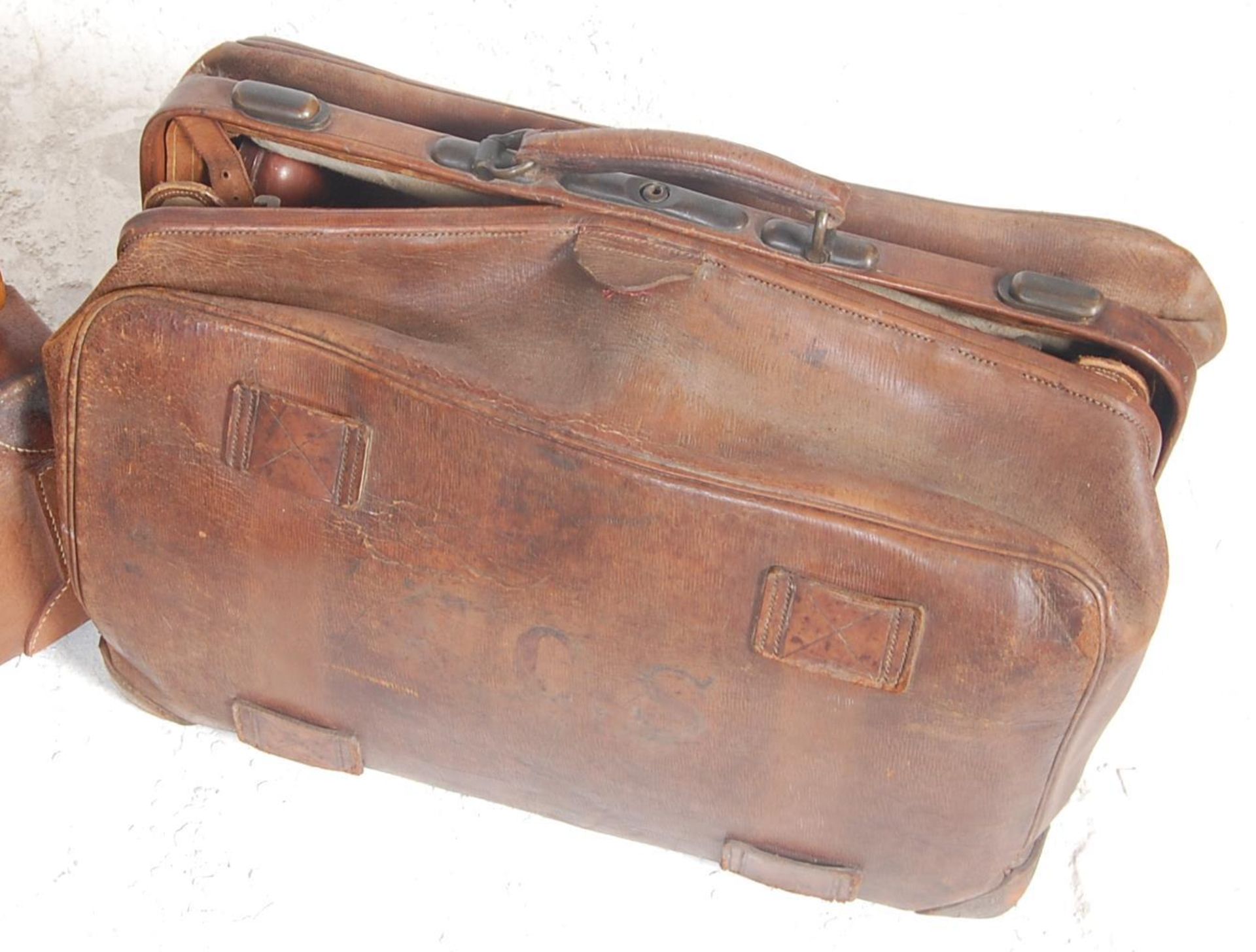 A good stack of vintage trunks and suitcases to include good leather example with monogram initials, - Bild 6 aus 6