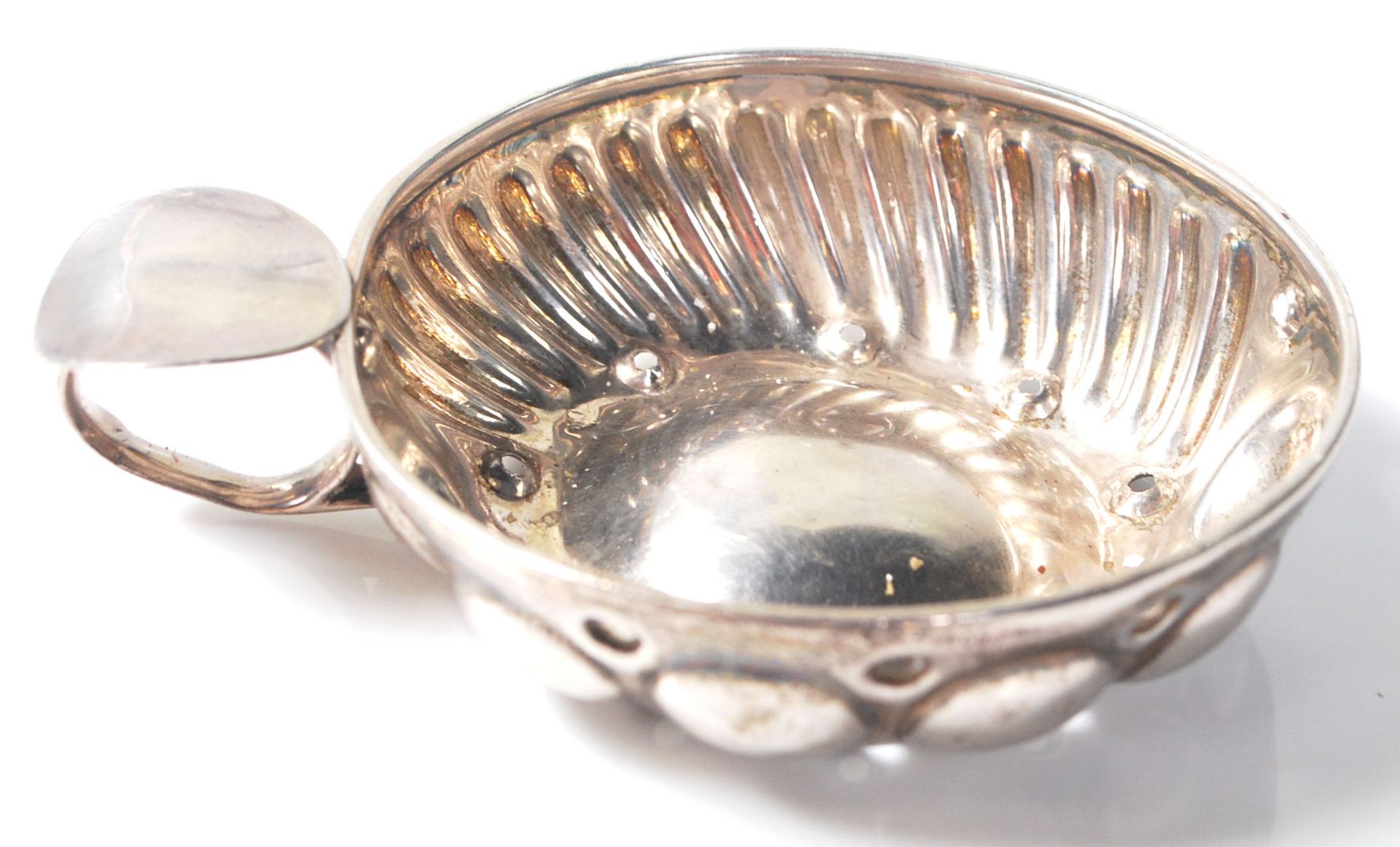 A group of four silver items to include a pair of continental silver ashtrays of oval form having - Bild 3 aus 7