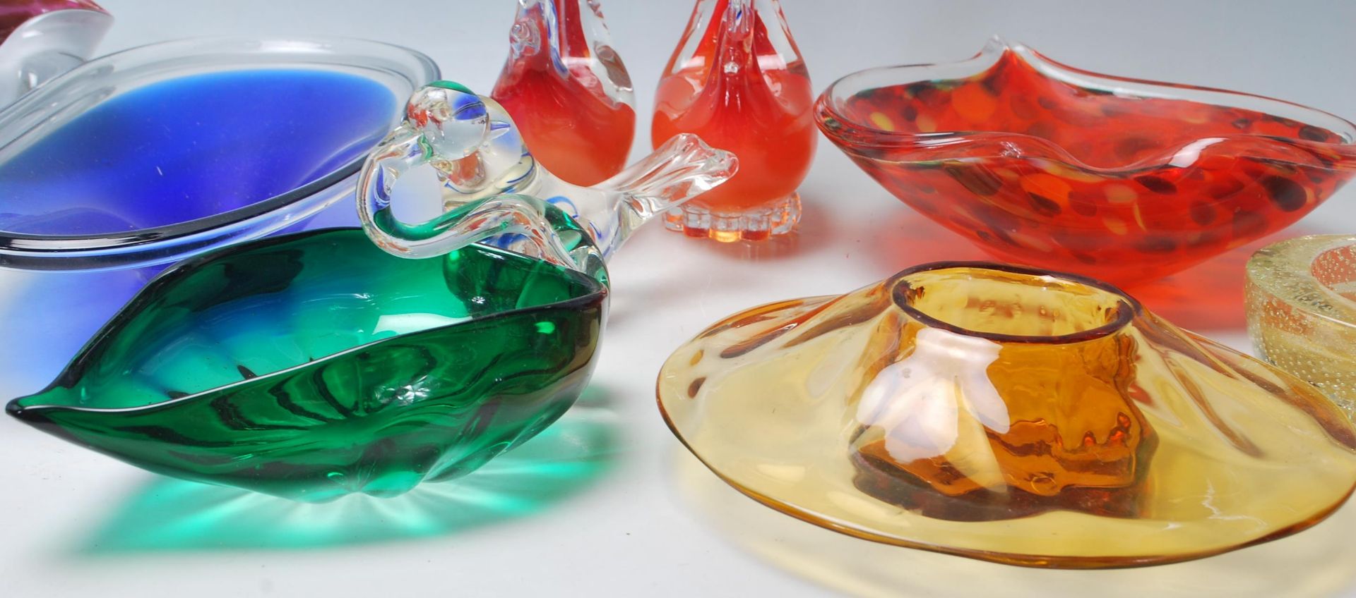 A collection of 20th century studio art glass comprising a pair of Murano cockerels, Whitefriars - Bild 3 aus 8