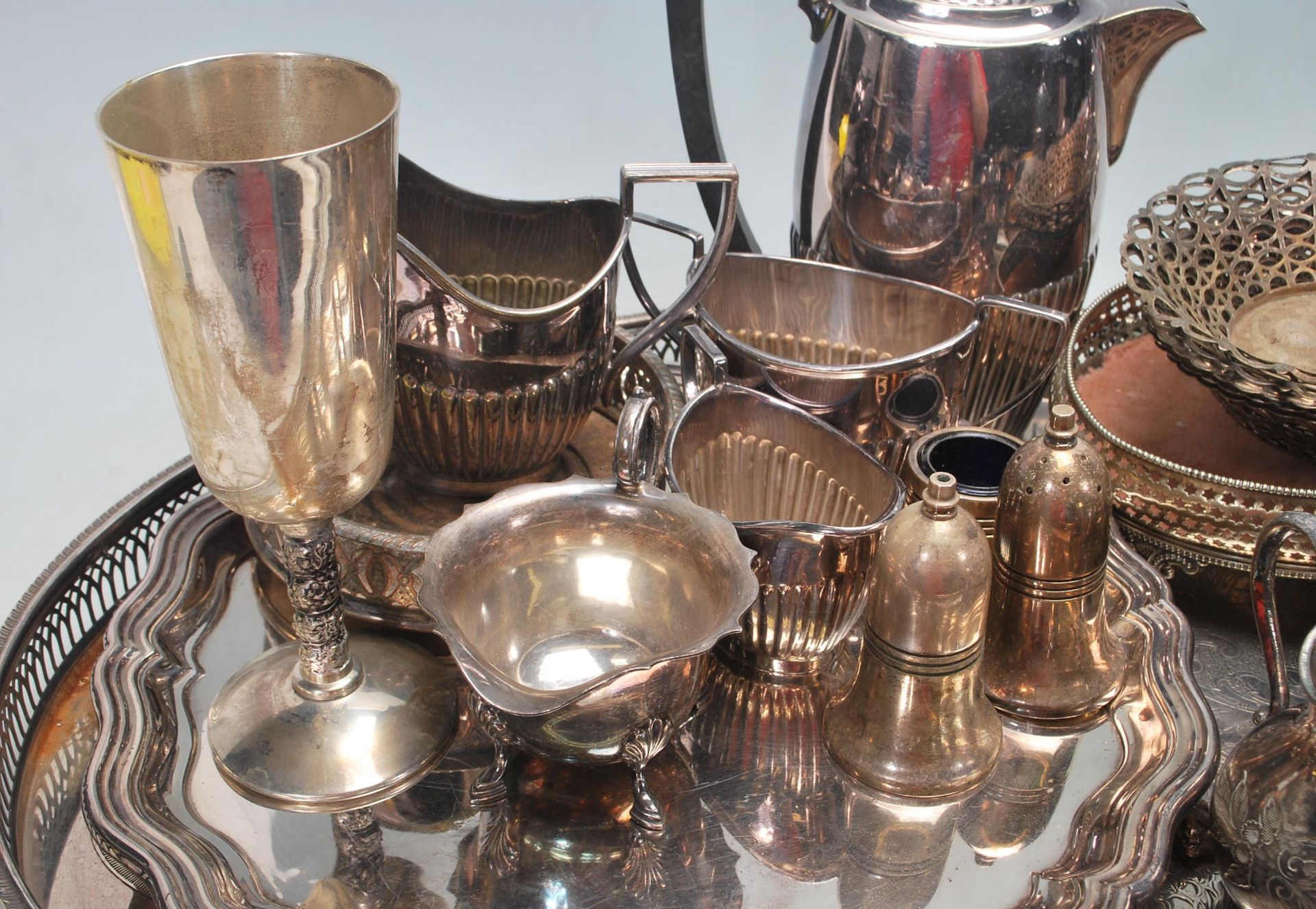 A large collection of assorted silver plate / silver plated wares to include flatware, gallery tray, - Bild 2 aus 12