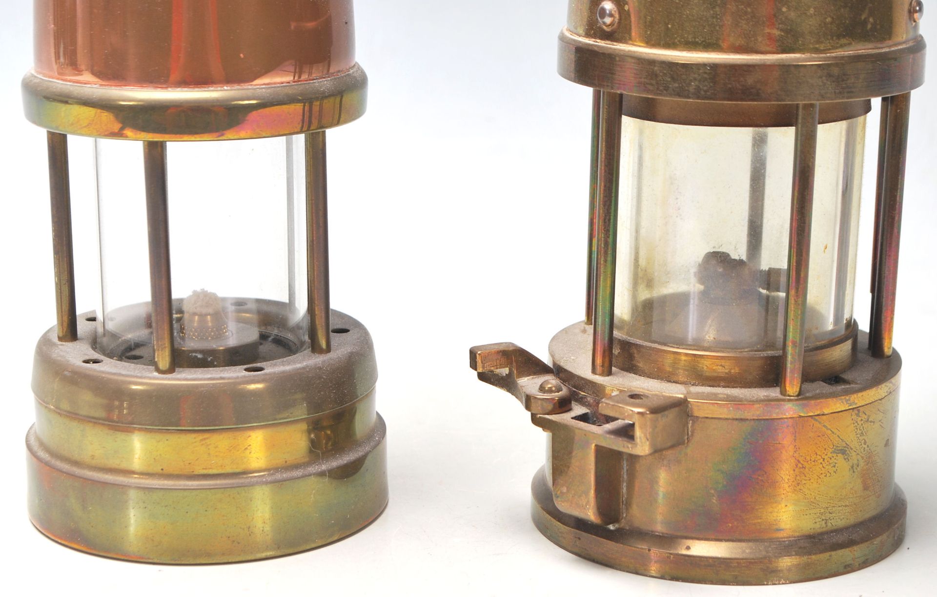 A pair of Victorian 19th century brass and copper miners lamps. Each of cylindrical form with - Bild 2 aus 6