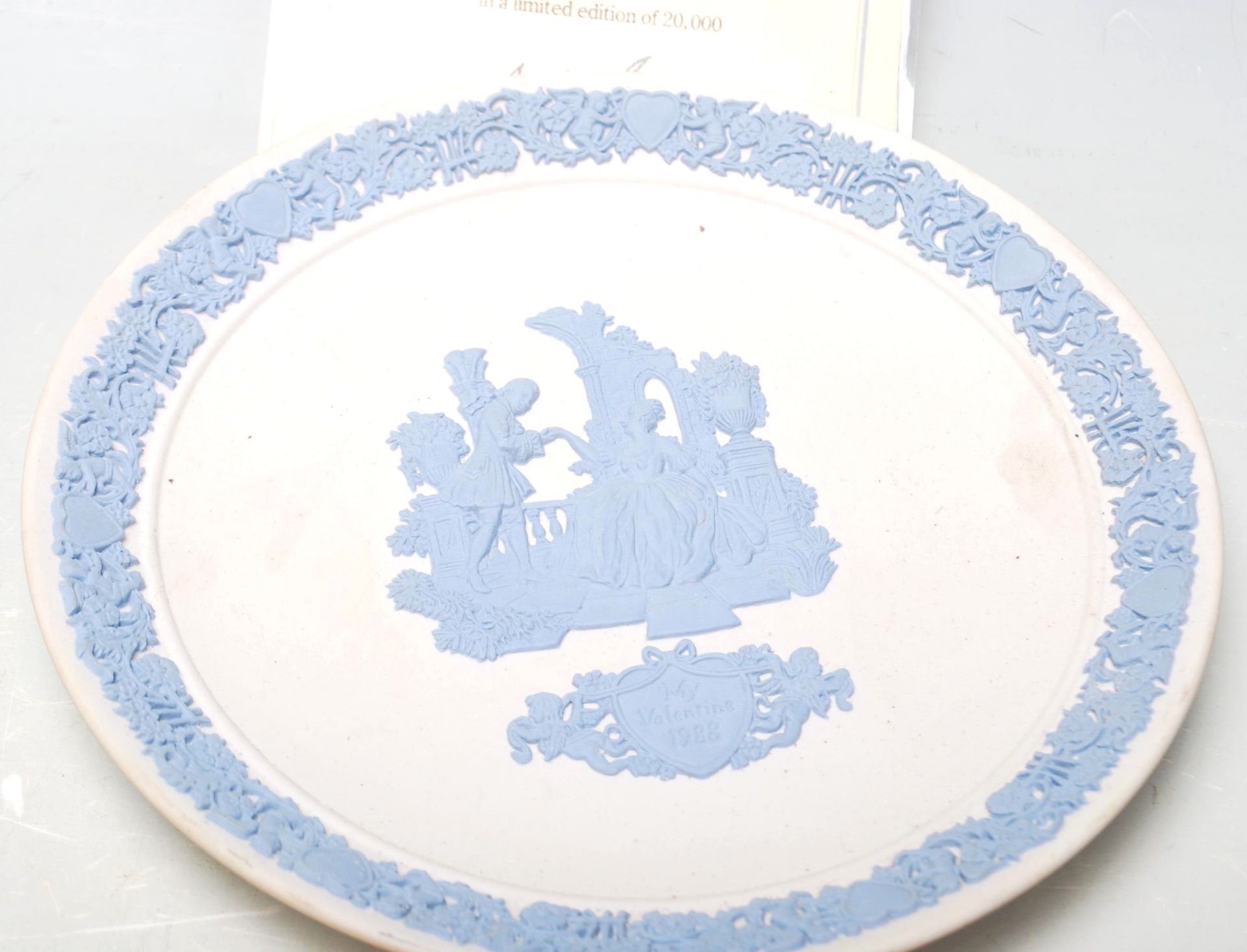 A collection of 20th century Wedgwood Staffordshire Valentine's Day Plates. To include 1985 Plate, - Bild 2 aus 9