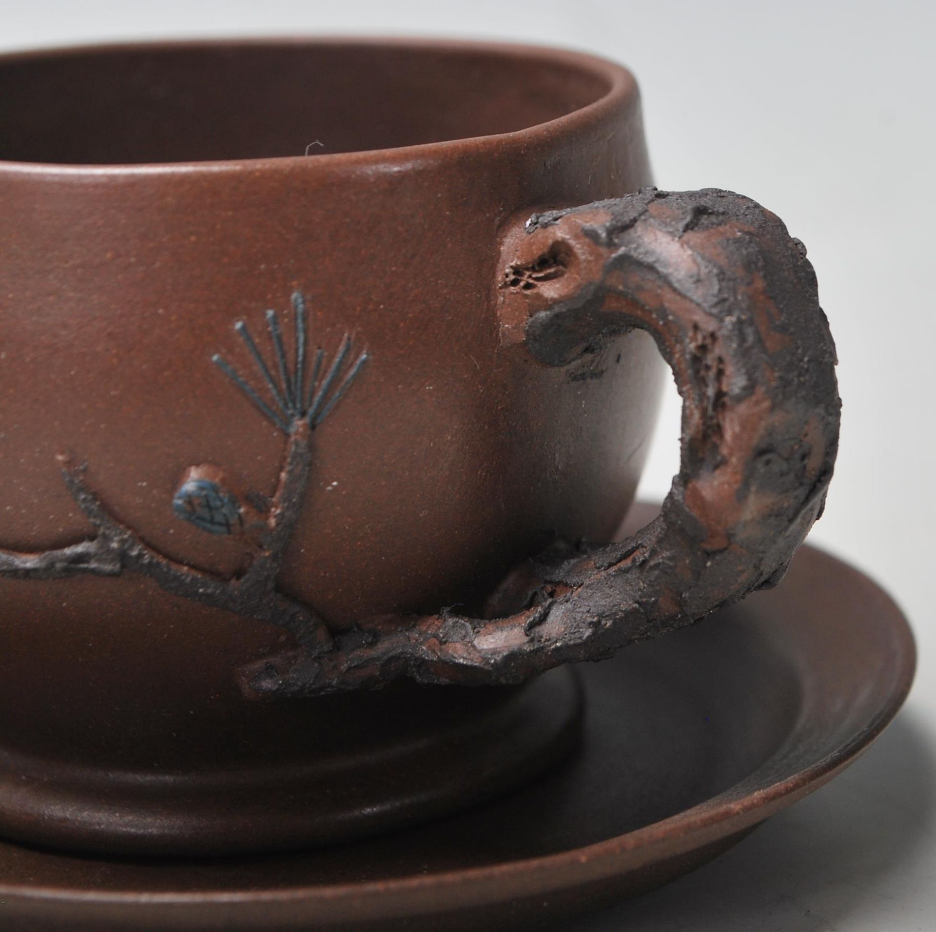 A 20th century Chinese yi xing terracotta teapot, cups and saucers having a handle and spout in - Bild 3 aus 9