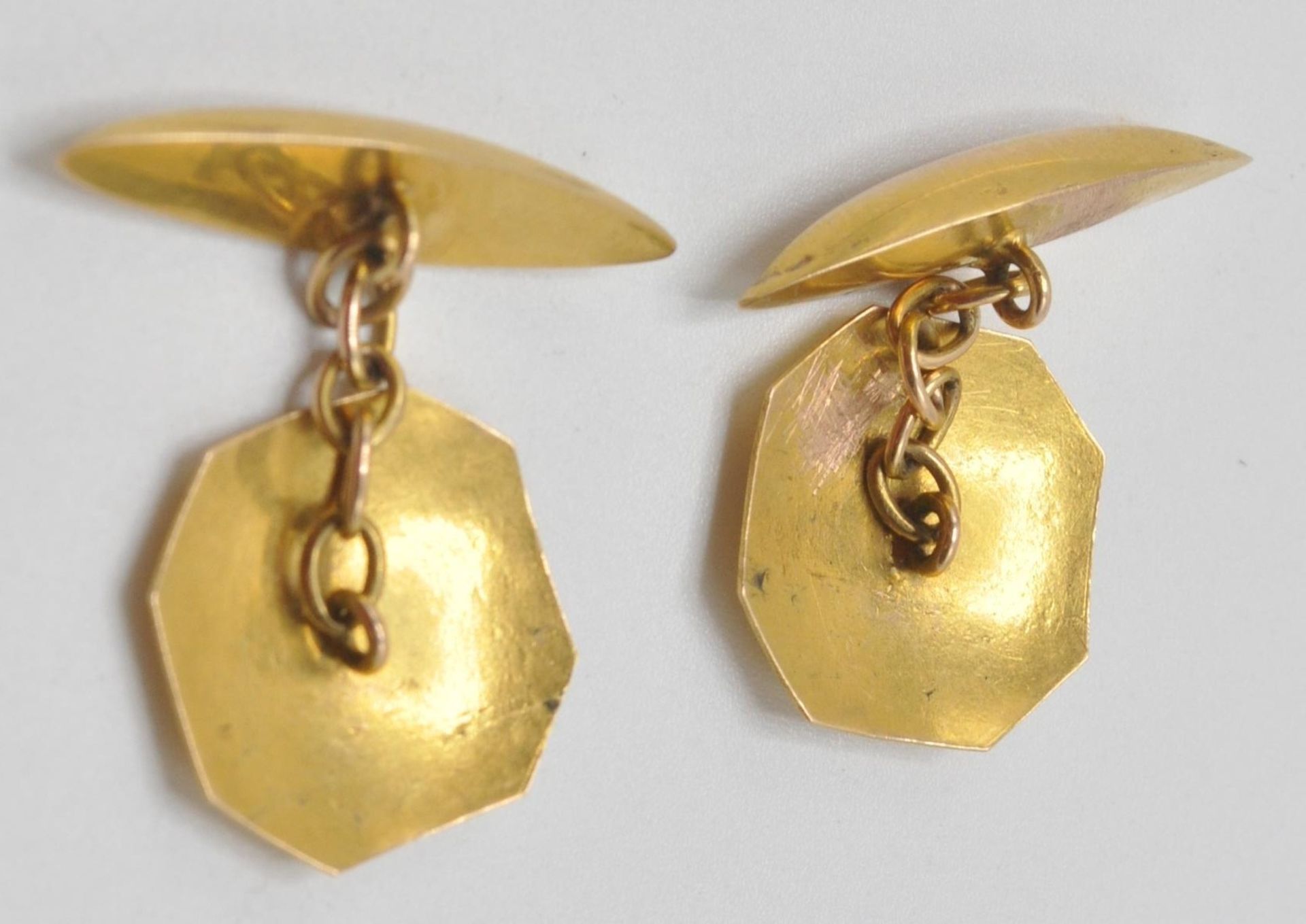 A pair of vintage 14ct gold cufflinks having octagonal panel haved engraved M. W from Zorg with - Bild 4 aus 4