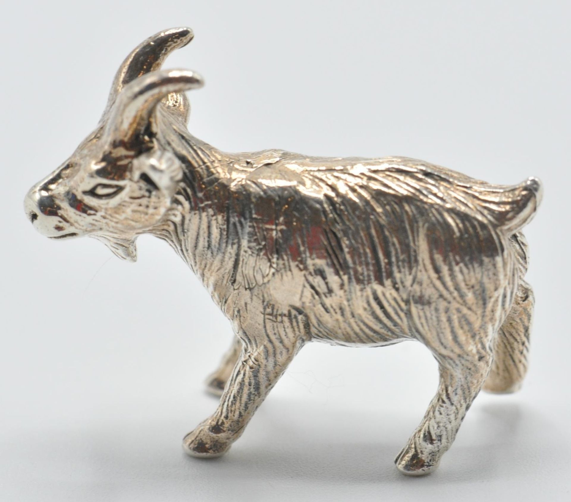 A contemporary sterling silver miniature figurine of a goat. Marked Sterling. Measures: 2cm long, - Bild 3 aus 6