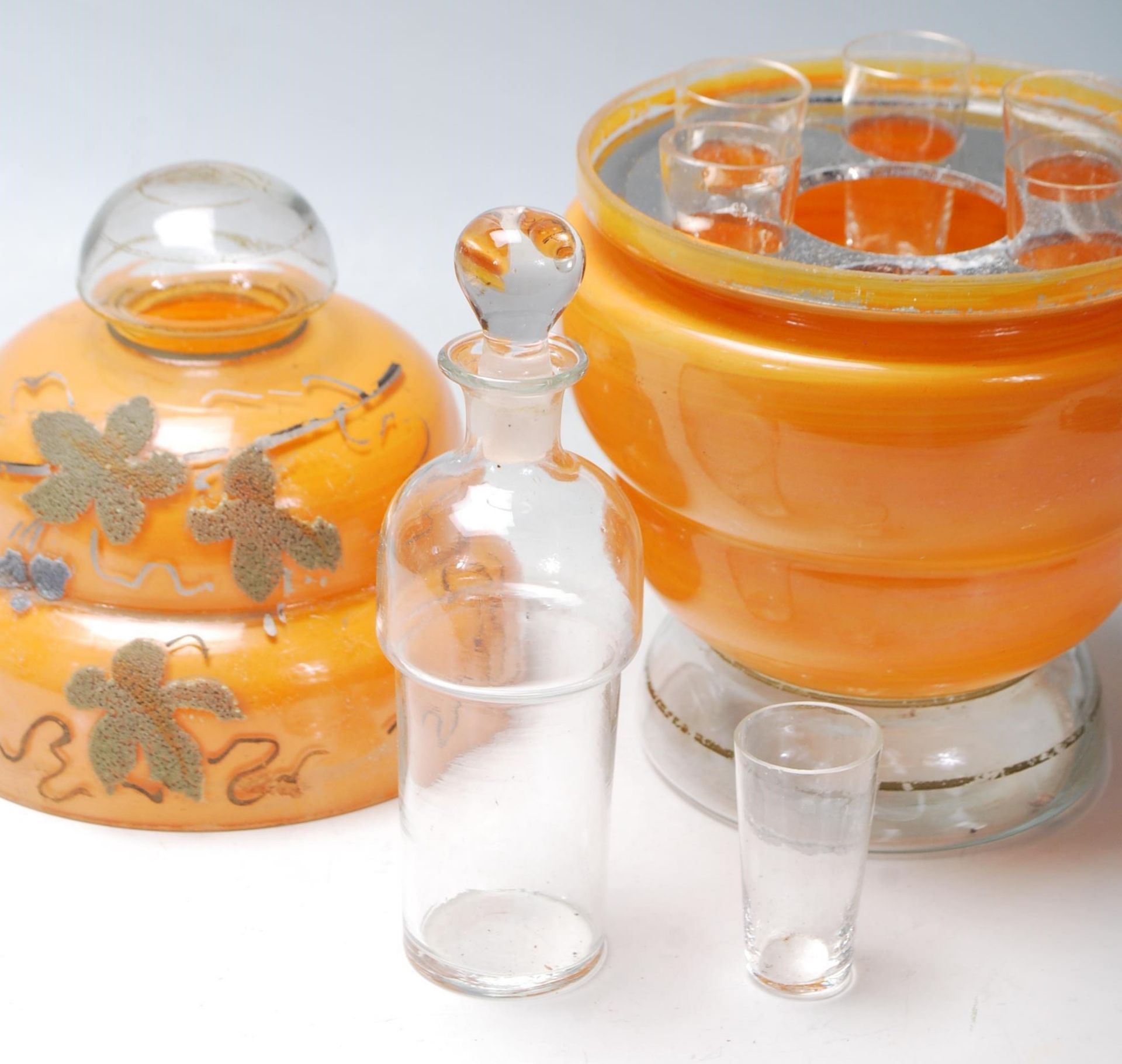 A vintage retro glass decanter and glass set housed in a glass in a tiered beehive shaped case, - Bild 5 aus 5
