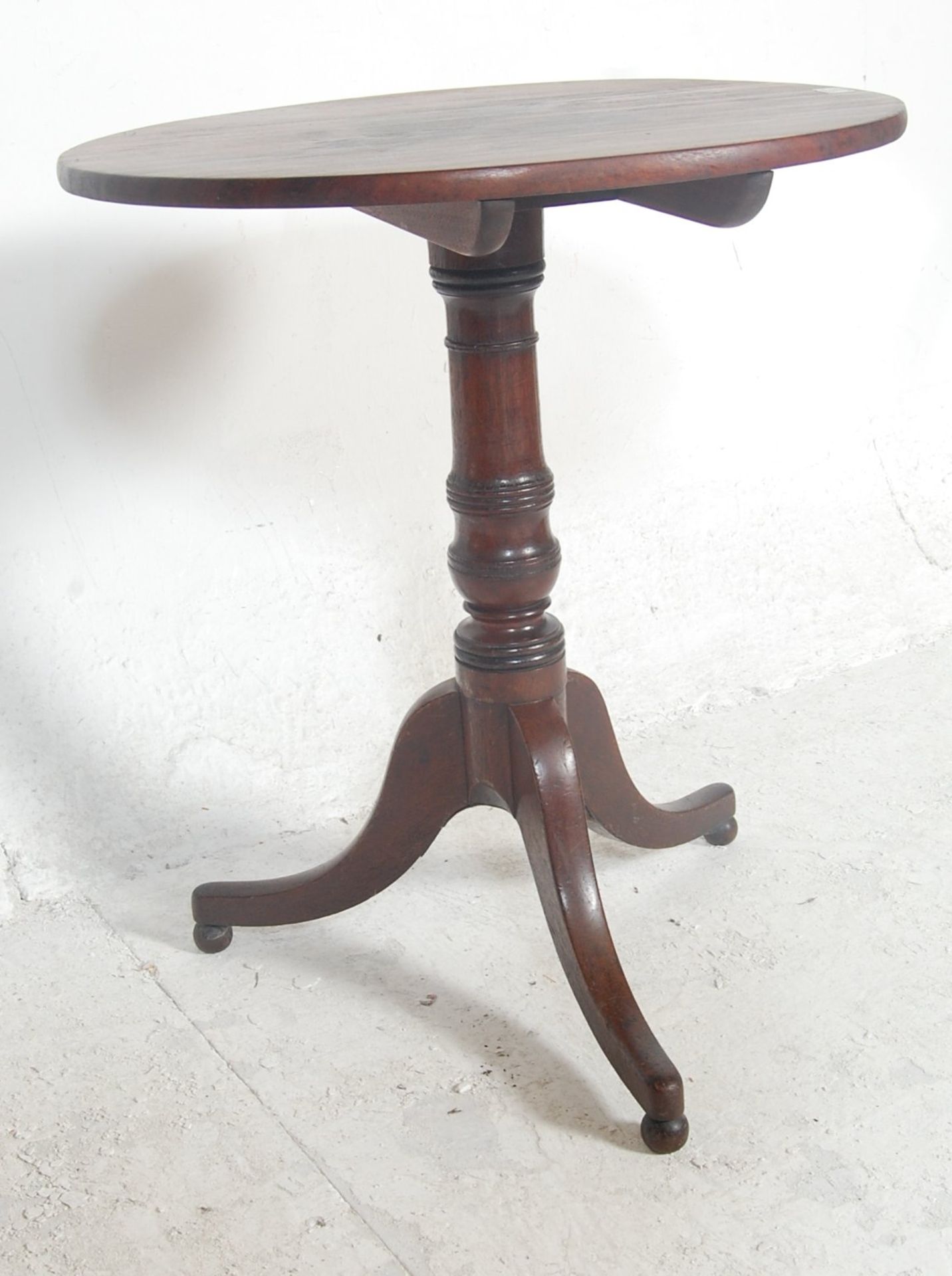 A Victorian 19th century mahogany tilt top wine / occasional table being raised on splayed leg - Bild 3 aus 4