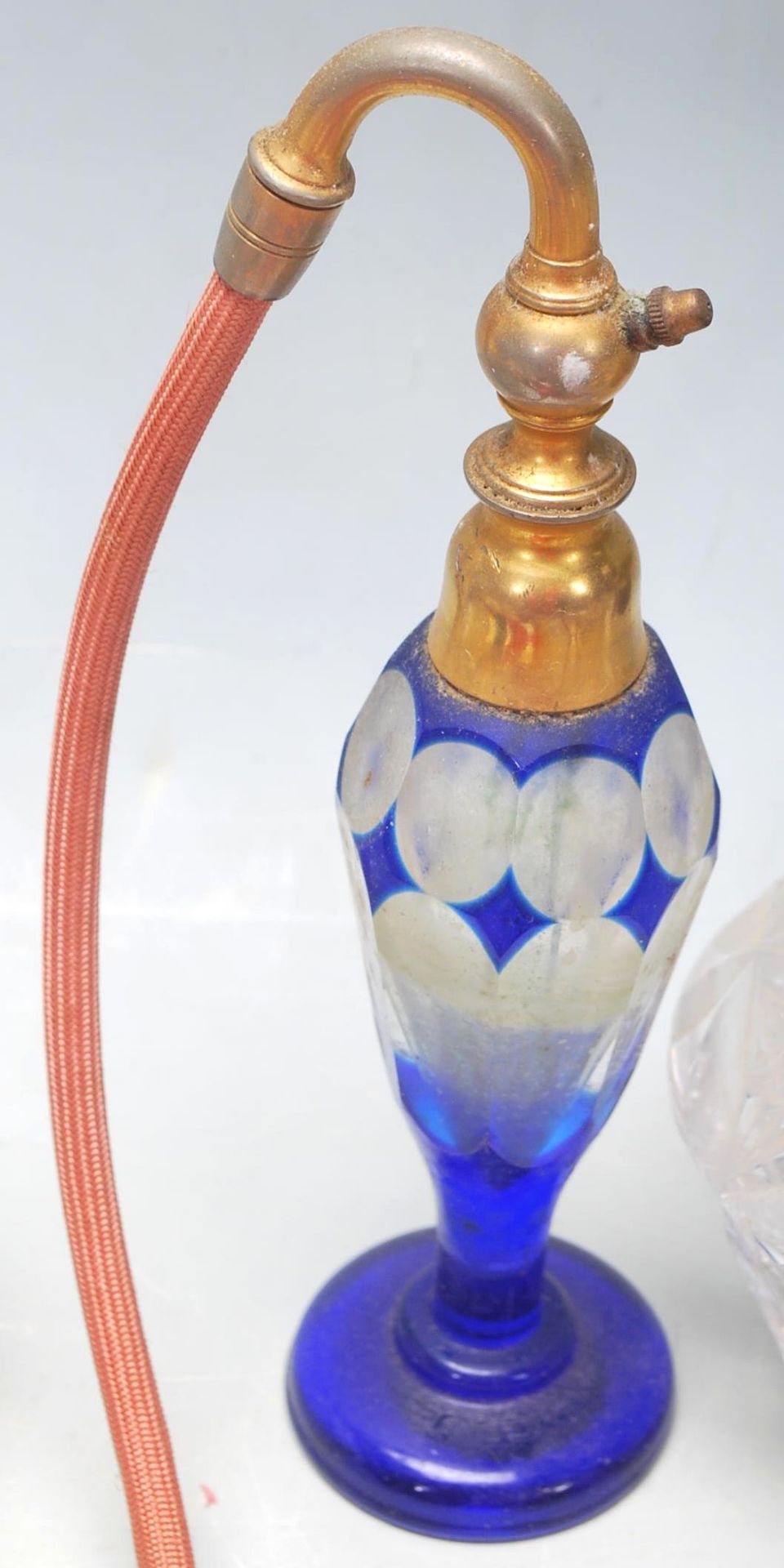 A collection of late early 20th Century Art Deco style perfume bottles of various shapes and - Bild 8 aus 9