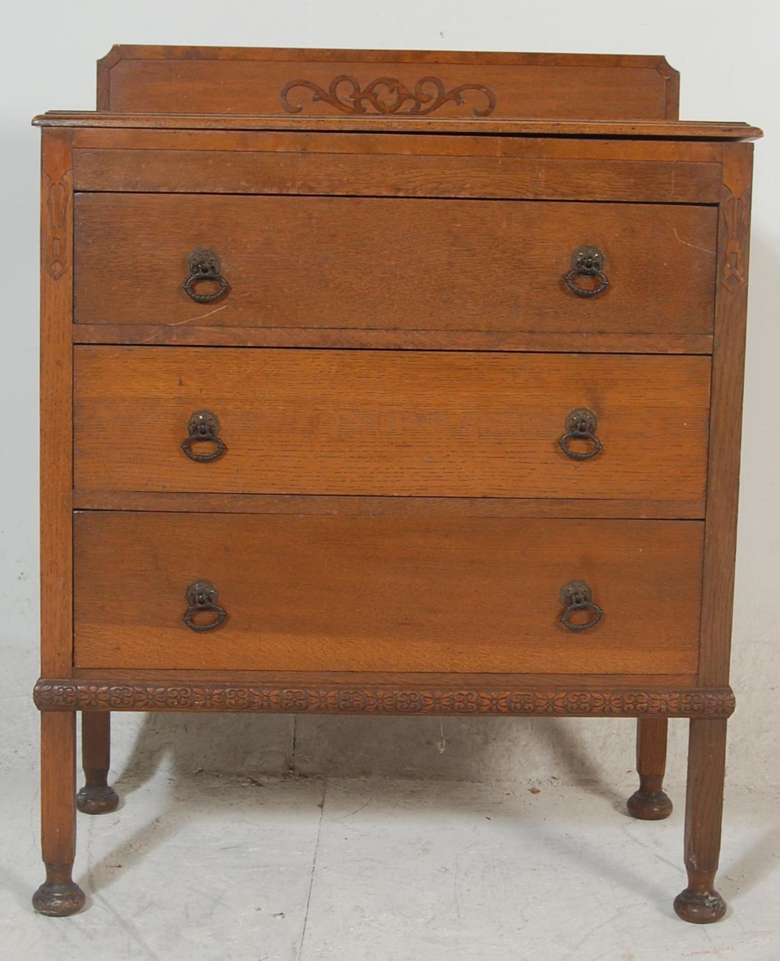 A good 1930's Queen Anne revival oak chest of drawers. The chest being raised on squared legs with - Bild 3 aus 8