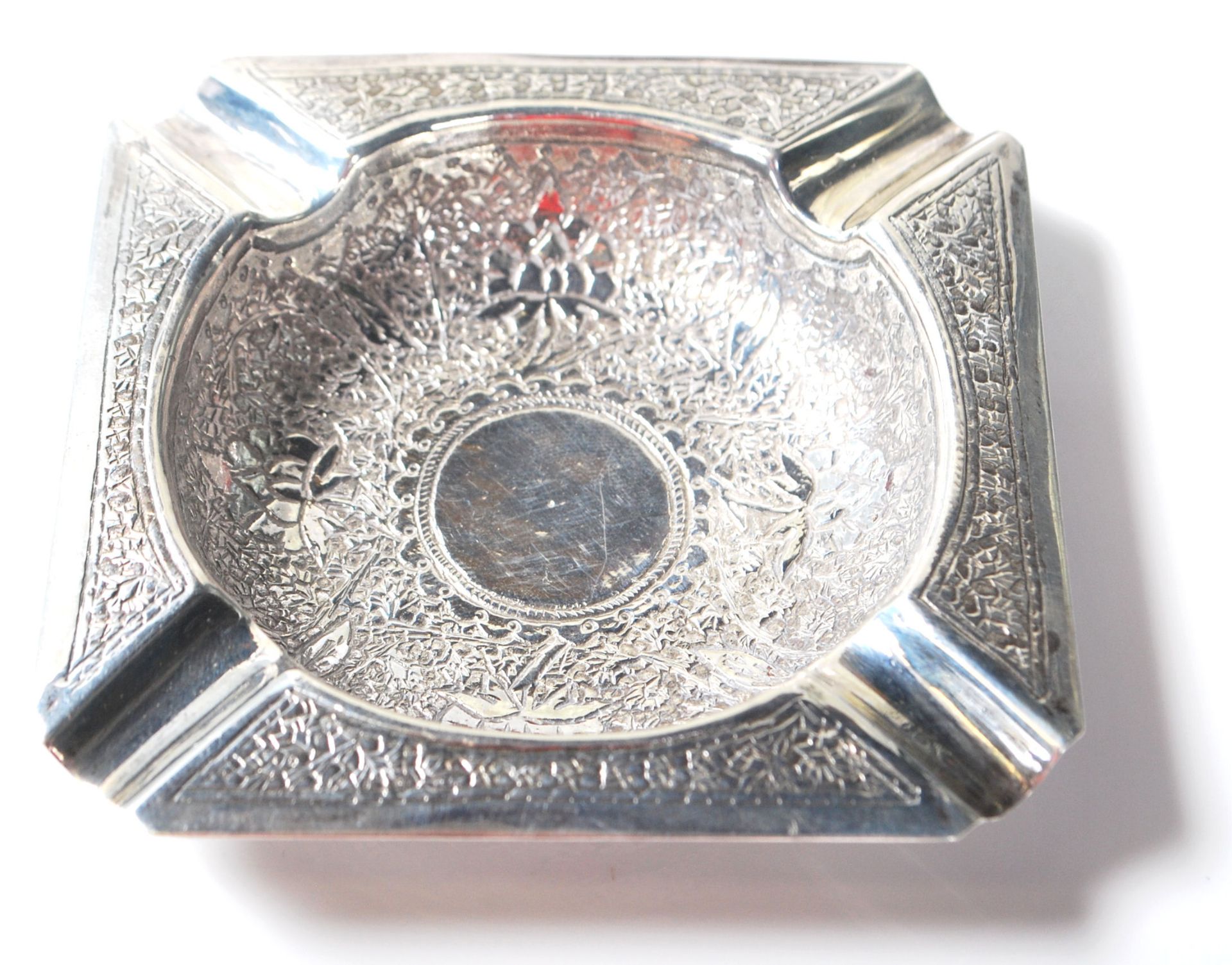 A group of four silver items to include a pair of continental silver ashtrays of oval form having - Bild 4 aus 7