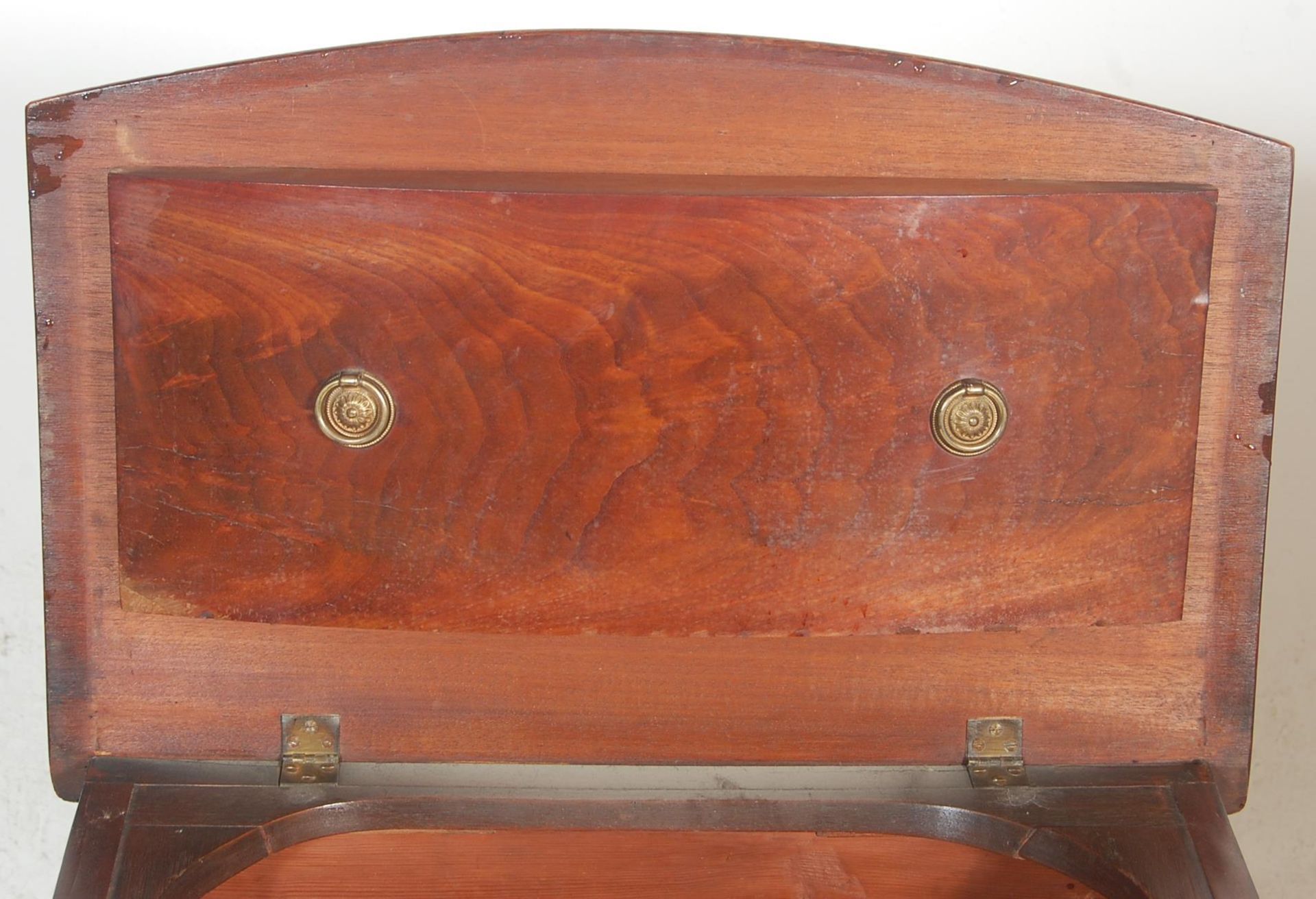 A Regency Revival III bow front commode having circular brass handles under a hinged lid opening - Bild 5 aus 7