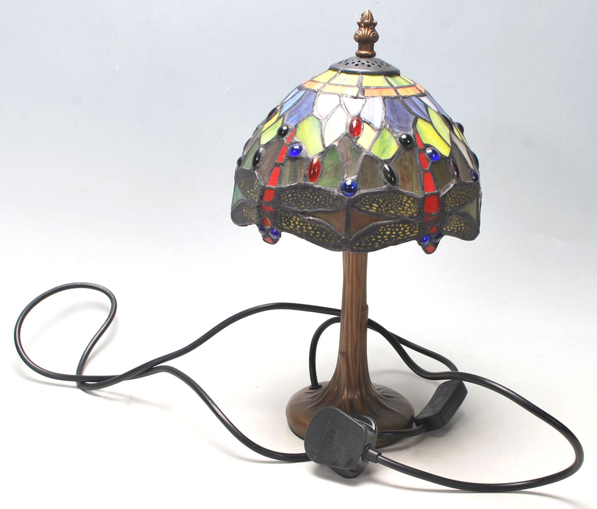 A contemporary antique style antique Tiffany lamp having a round gilt base with a leaded coloured - Bild 3 aus 5