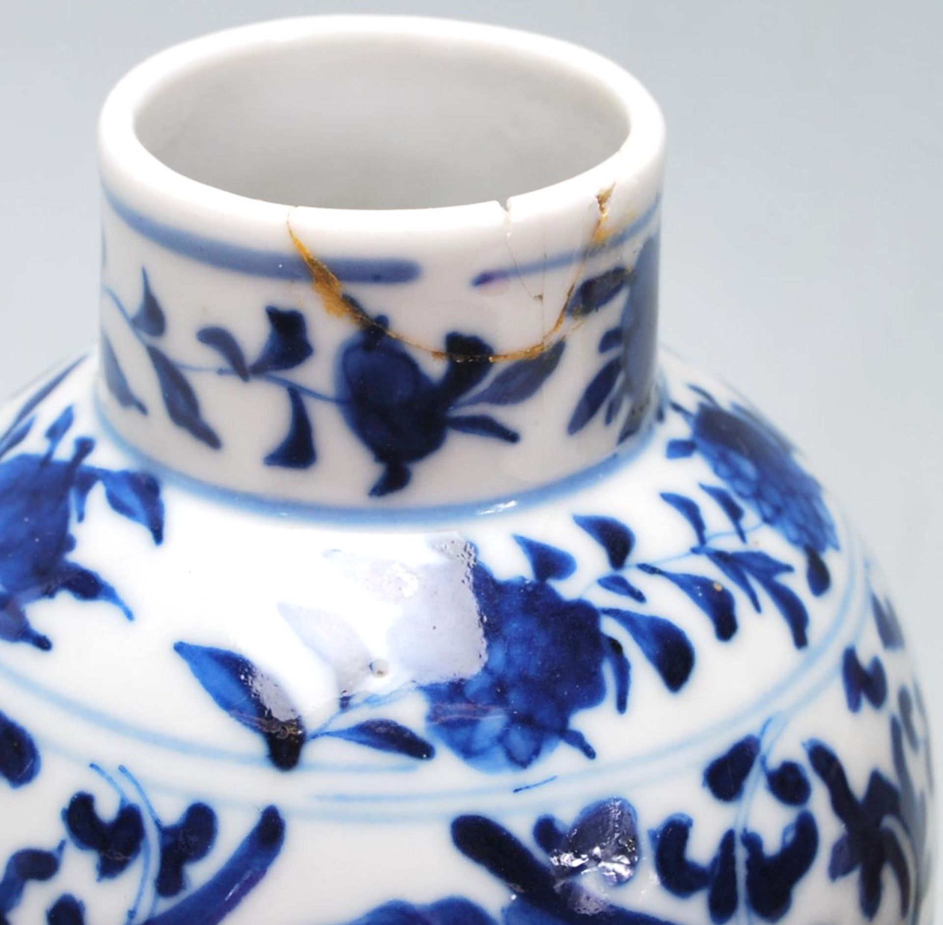 A group of three Chinese porcelain vases to include a blue and white hand painted lidded vase having - Bild 5 aus 7