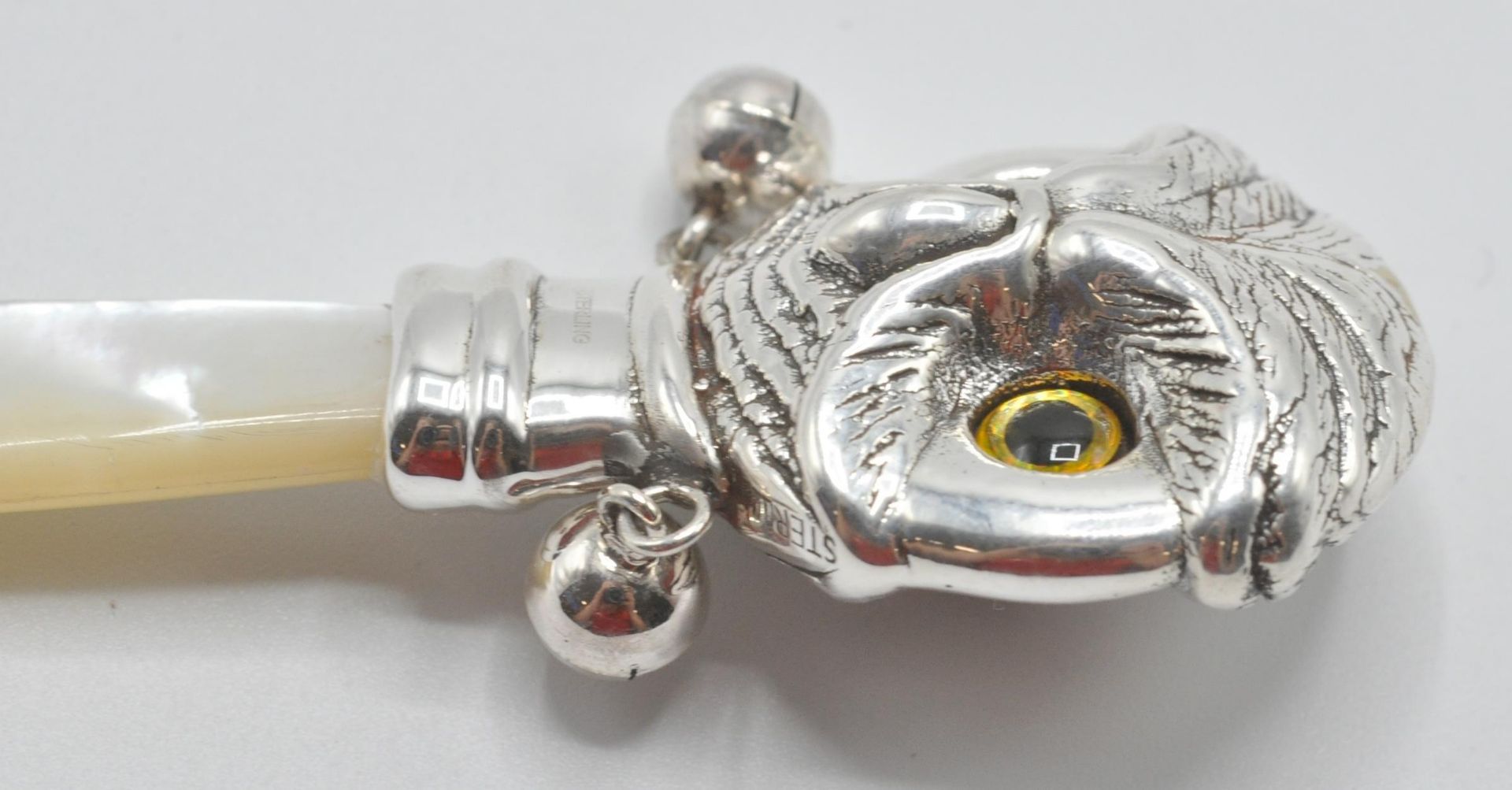 A silver babies / childs rattle in the form of an owl with yellow and black glass eyes having a - Bild 4 aus 6