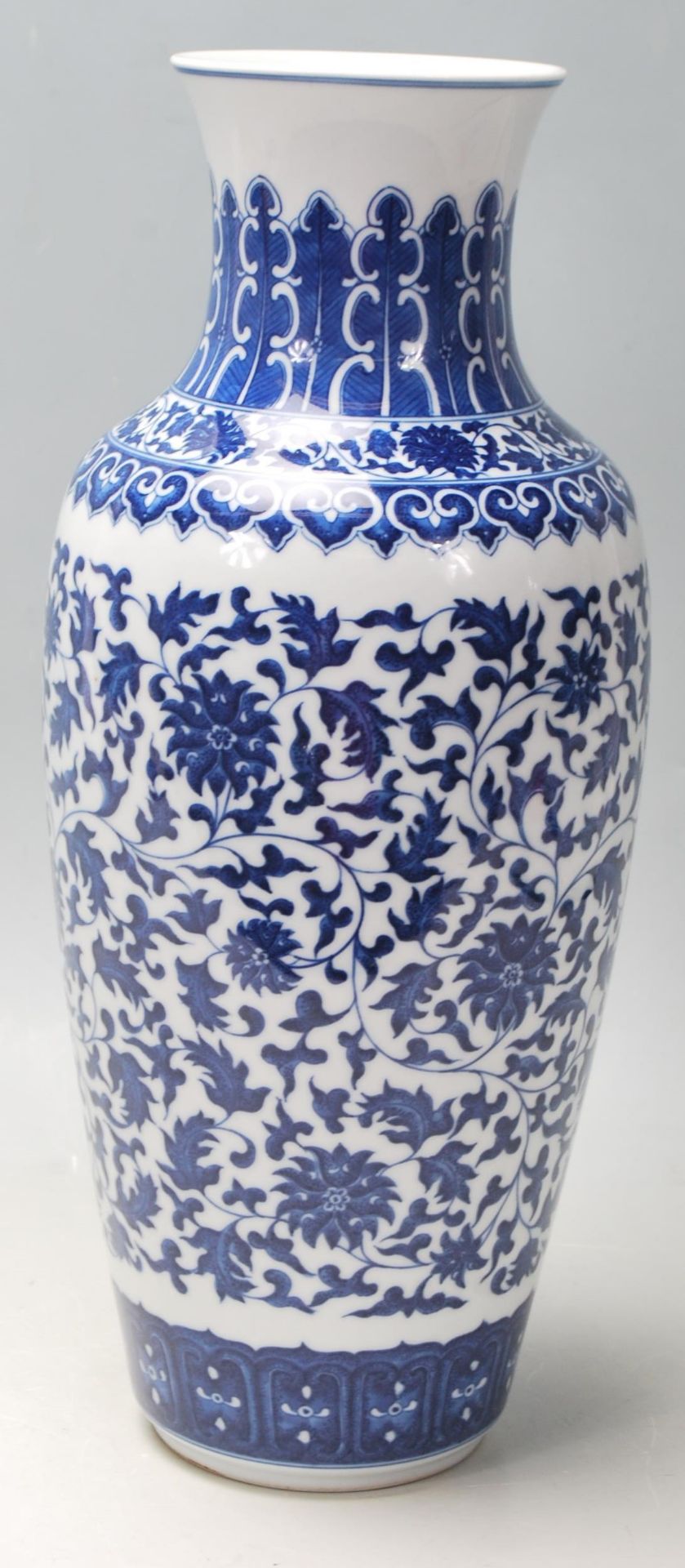 20TH CENTURY CHINESE BLUE AND WHITE BALUSTER VASE - Bild 3 aus 6