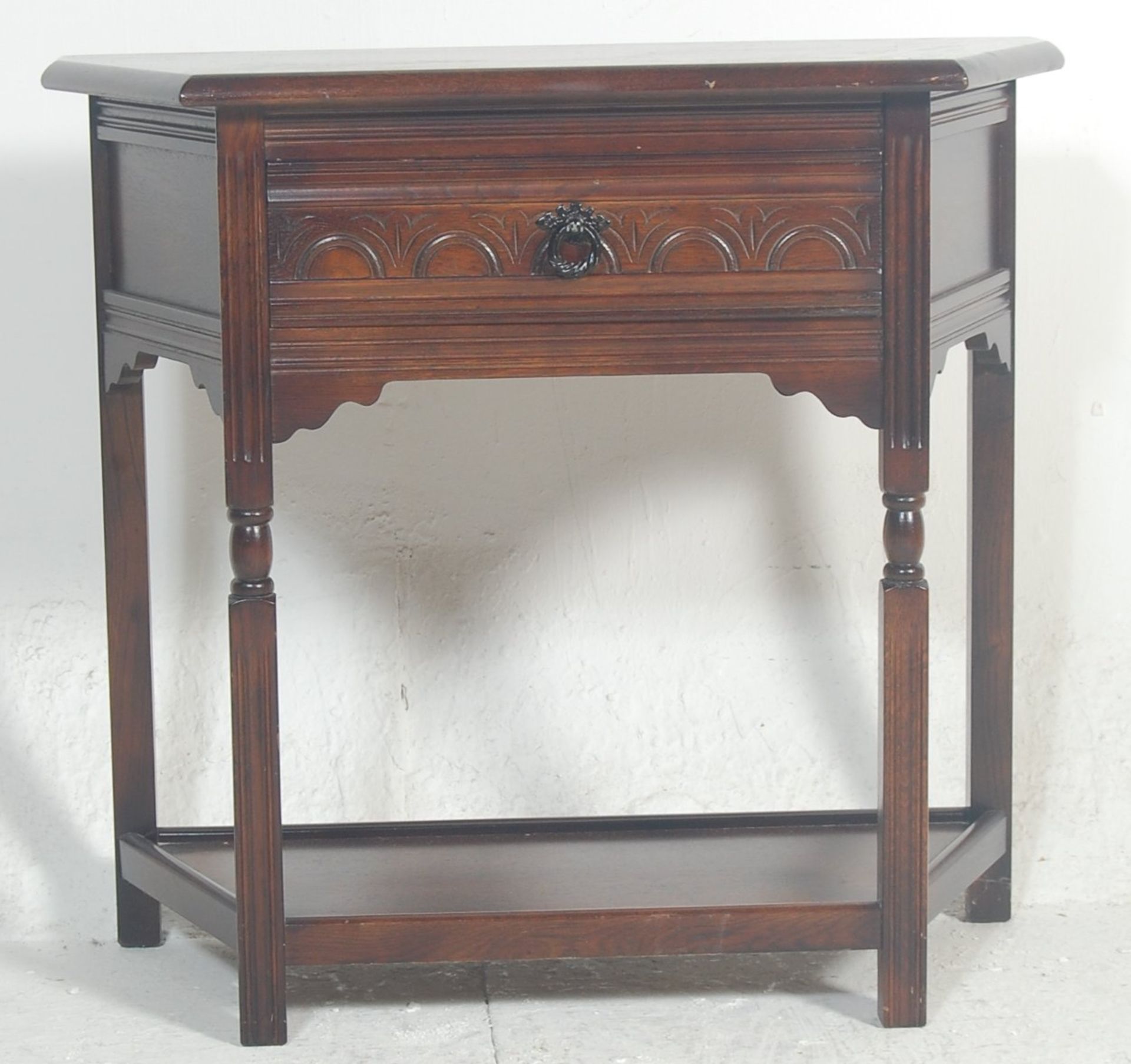 A early 20th Century Edwardian oak hall table of angular form having a single carved drawer with a - Bild 2 aus 5