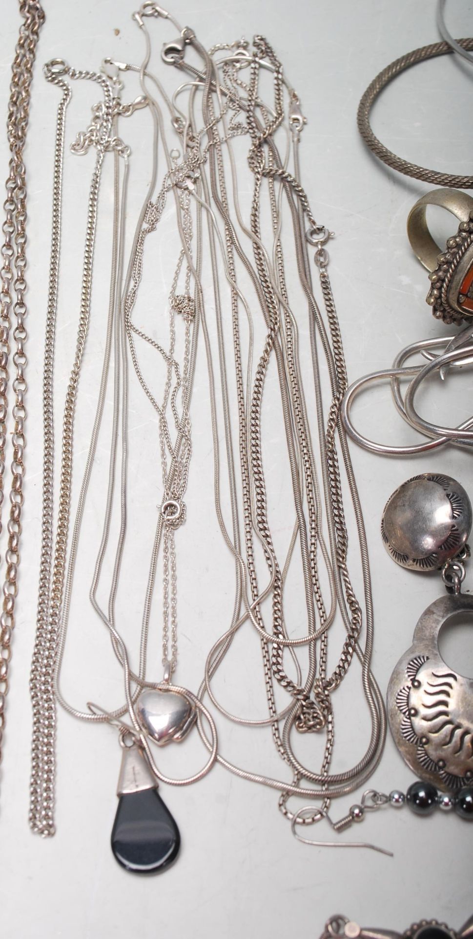 A good collection of silver 925 and white metals items to include necklaces, pendent, bangles and - Bild 6 aus 7